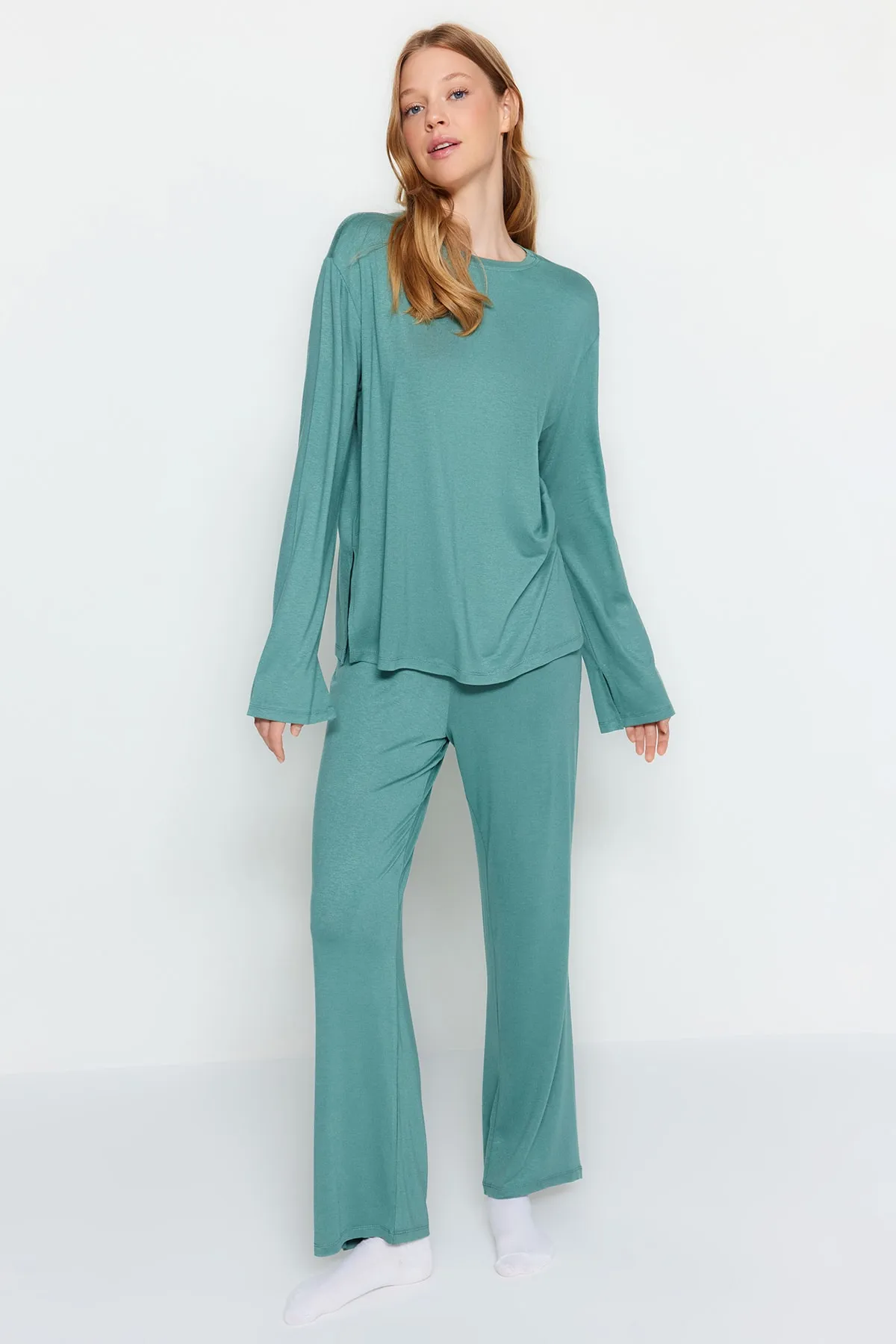 Trendyol Collection  Mintfarbenes Baumwoll-Strick-Pyjama-Set mit Schlitz und detaillierter T-Shirt-Hose THMAW24PT00117