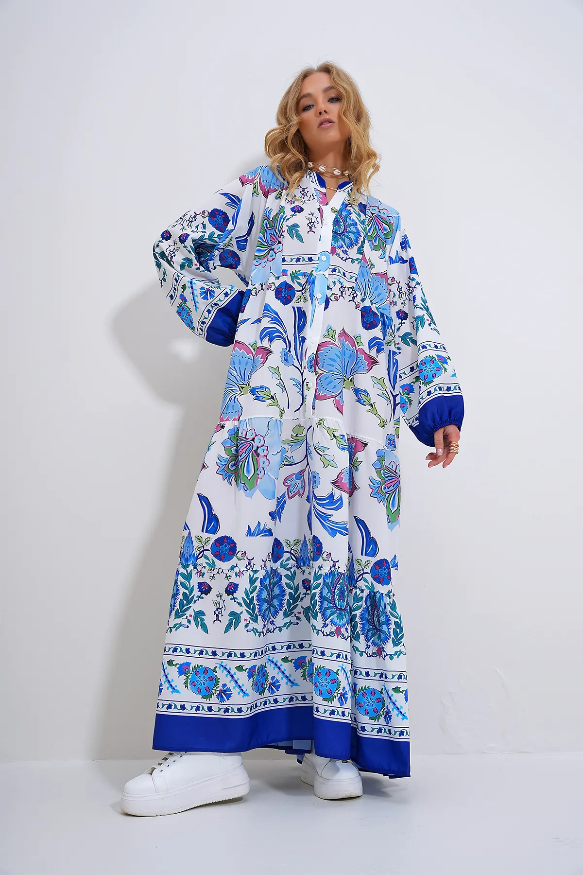 Trend Alaçatı Stili  Weiß-blaues Maxikleid mit hohem Kragen und Schalkragen für Damen, gemustert, ALC-X11593