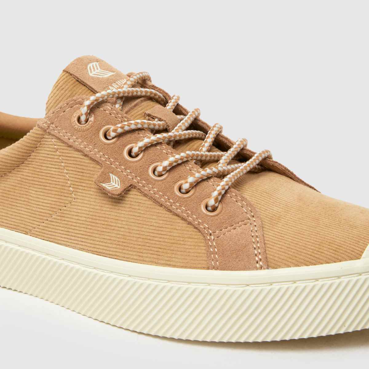 CARIUMA – Oca – Beige låga manchestersneakers