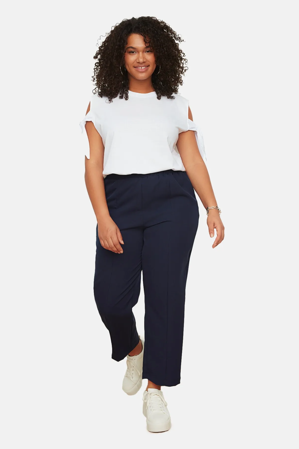Trendyol Curve  Marineblaue Webhose mit elastischem Bund und Karottenschnitt TBBSS22AR0031
