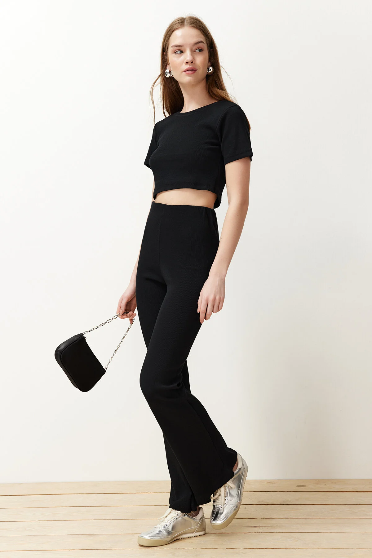 Trendyol Collection  Schwarzes, kurzes Set aus gerippter, dehnbarer Strickbluse und Hose mit Rundhalsausschnitt, Oberteil und Unterteil TWOSS21AU0160