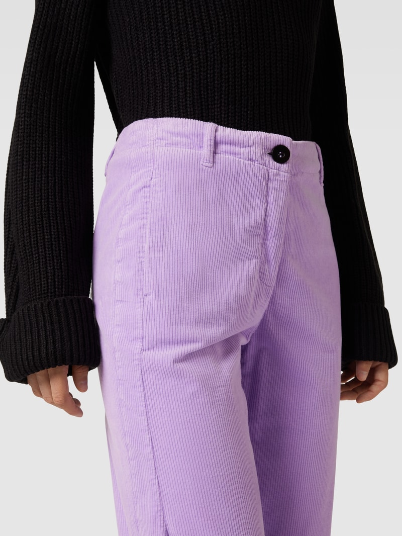 Cordhose mit Gesäßtaschen in flieder