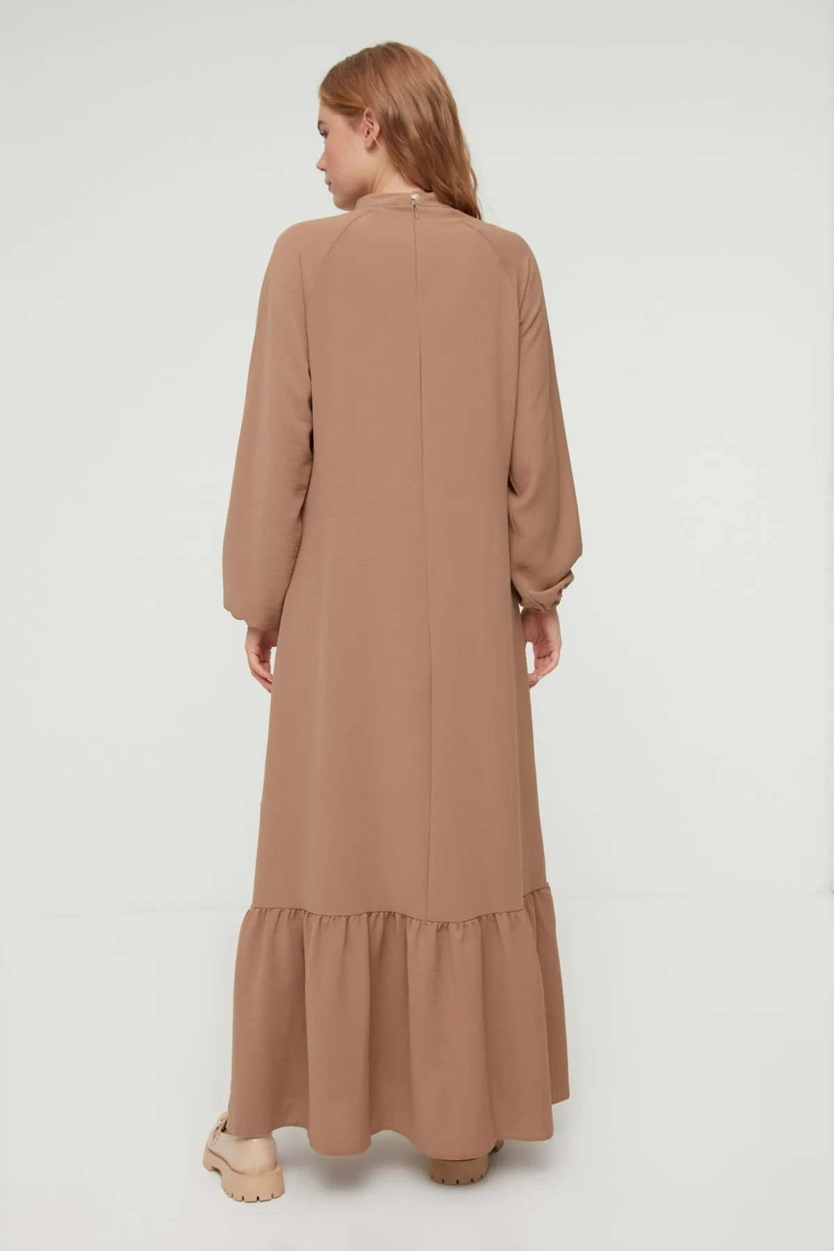 Trendyol Modest  Beigefarbenes, elastisches Aerobin-Webkleid mit Stehkragenärmeln TCTSS22EB0010