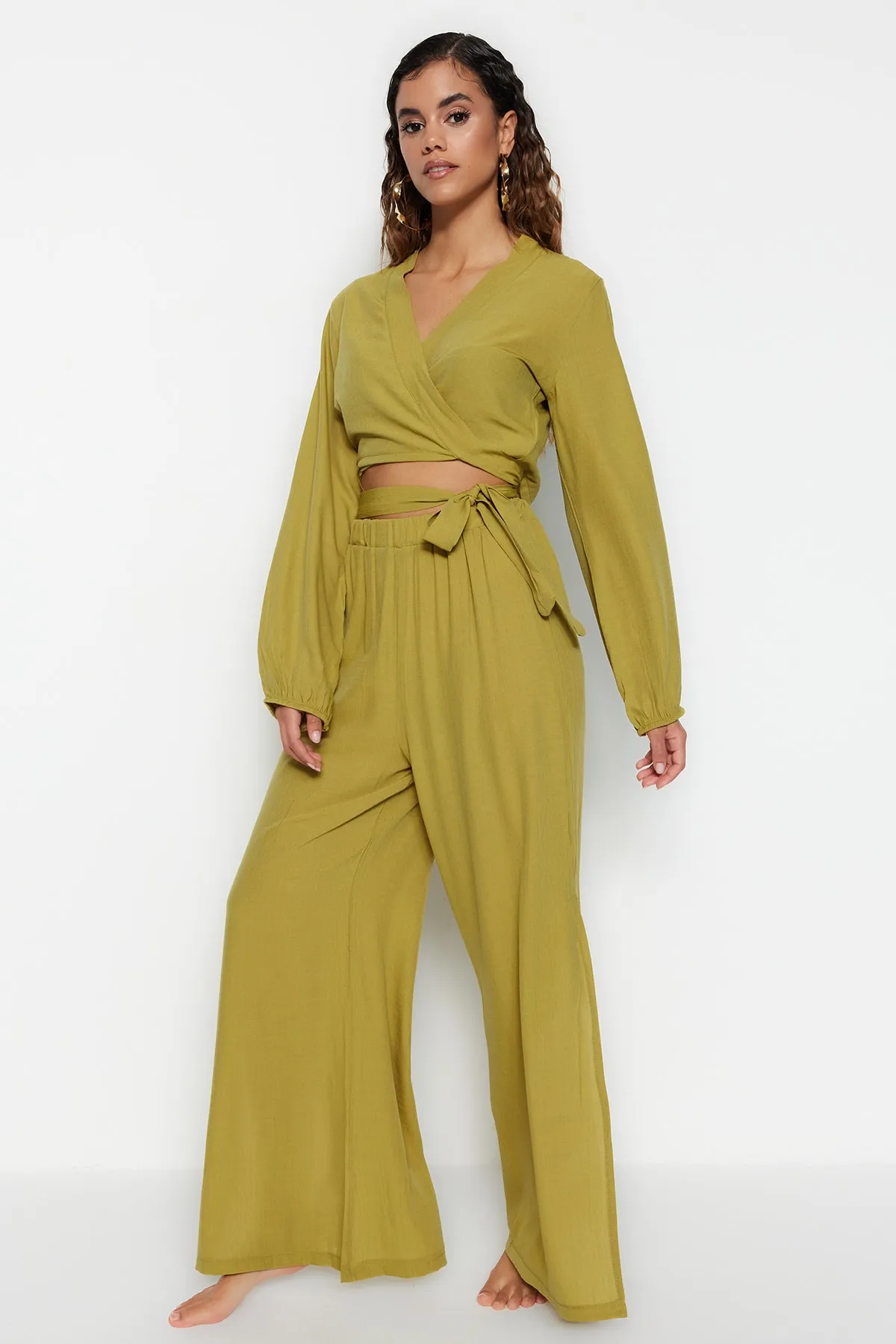 Trendyol Collection  Grünes gewebtes Blusen-Hosen-Set TBESS23AU00031