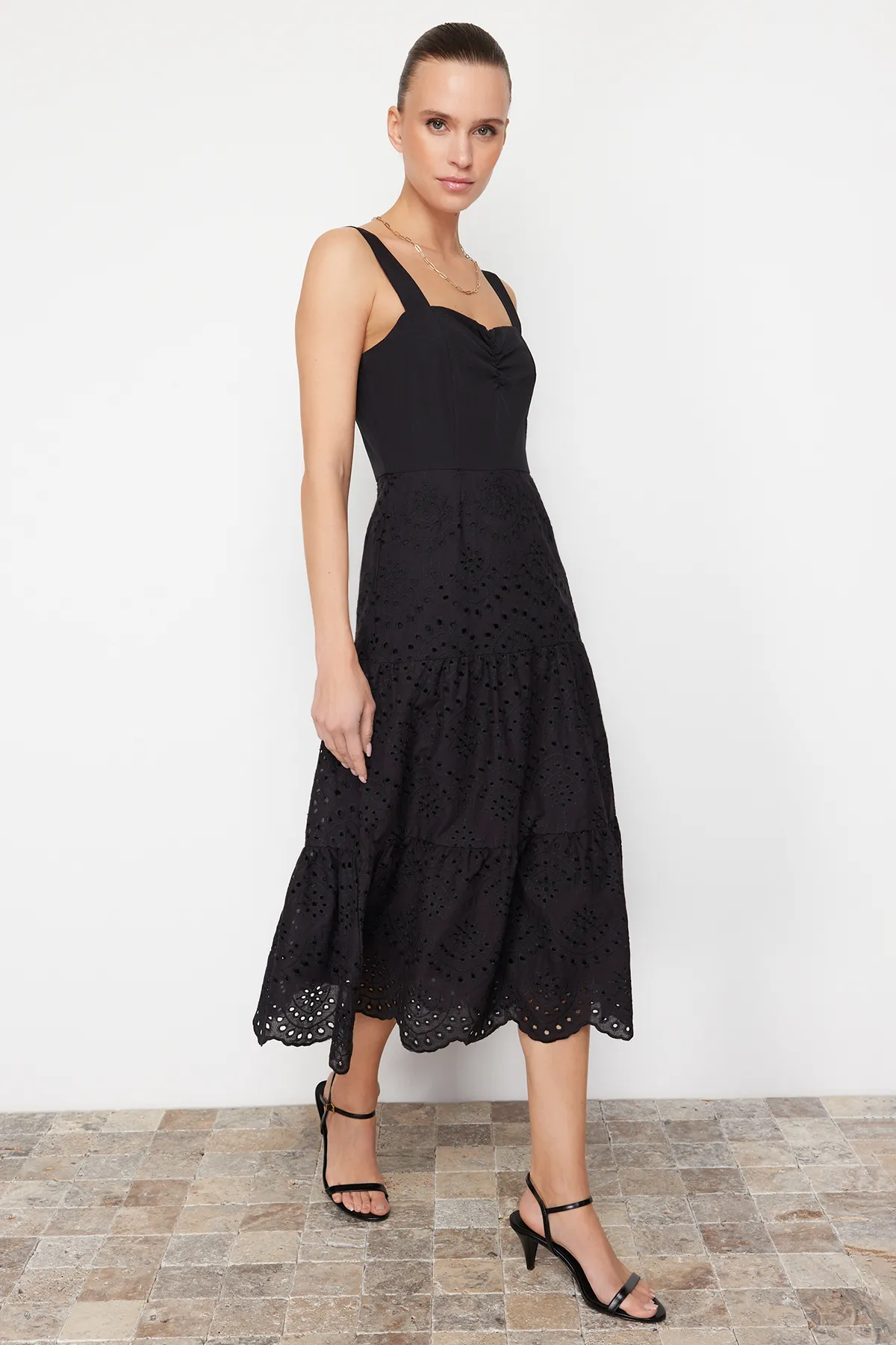 Trendyol Collection  Schwarzes Midikleid mit Taillenöffnung, gefüttert und bestickt, gewebtes Kleid TWOSS23EL00156