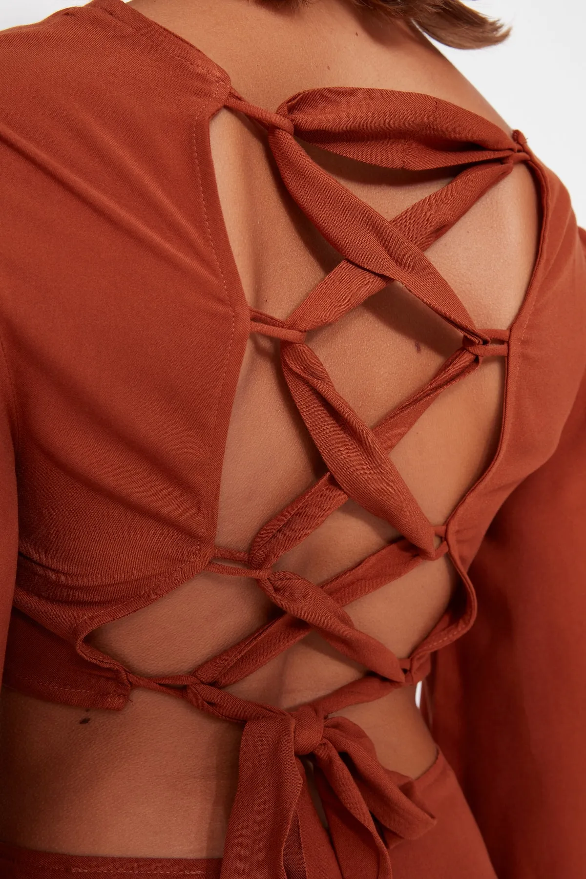 Trendyol Collection  Braunes, figurbetontes, rückenfreies Mini-Strandkleid aus Webstoff TBESS23EL00153