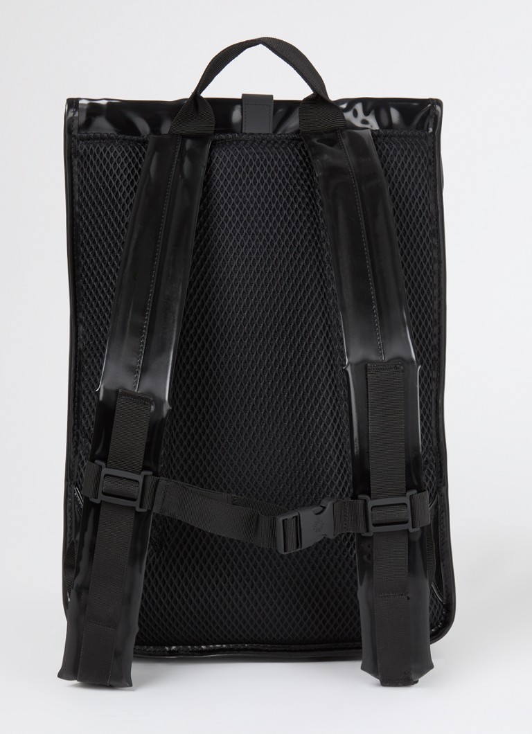 Mochila Rains Rolltop W3 com compartimento para laptop de 16 polegadas e revestimento repelente à água.