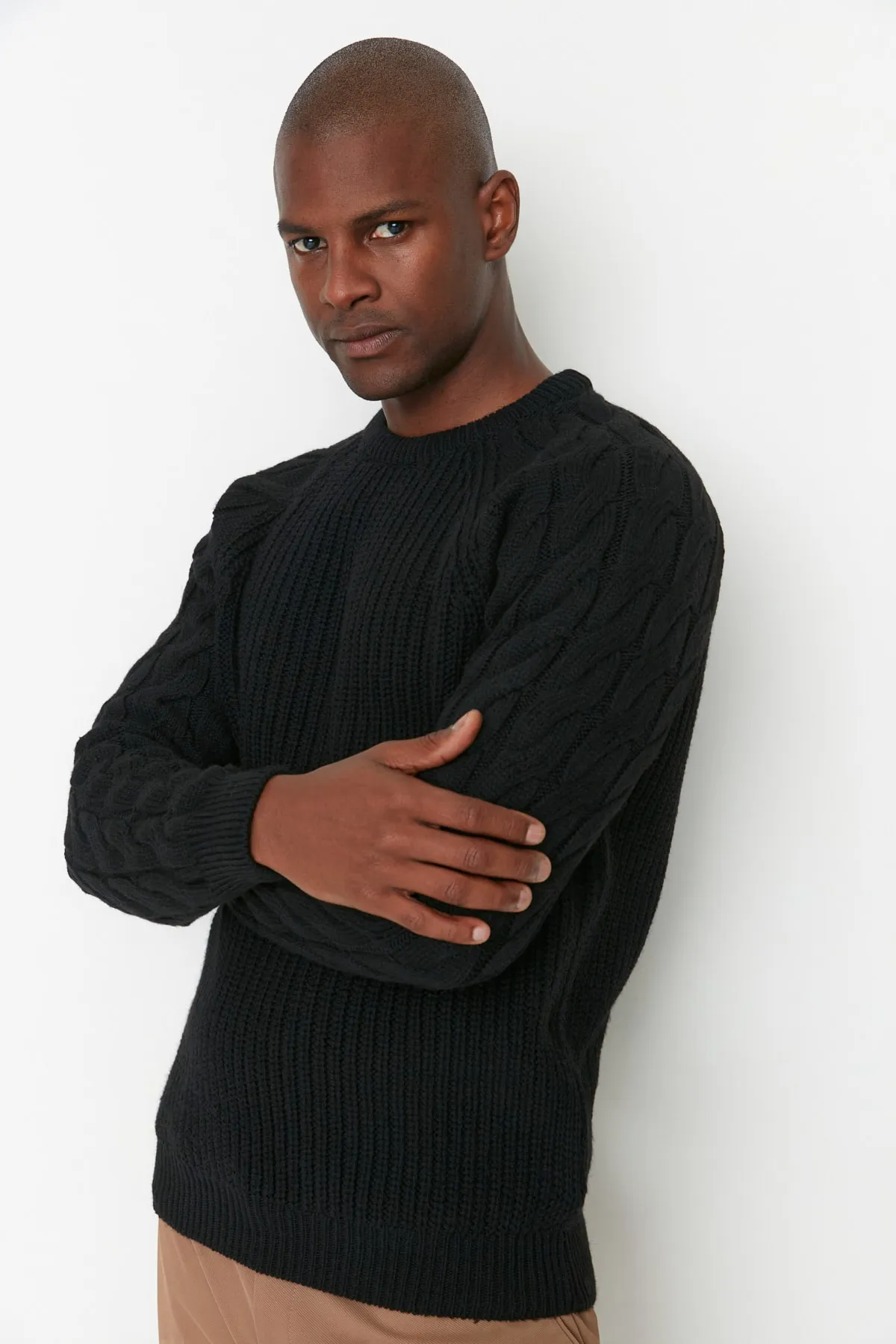Trendyol Collection  Schwarzer Strickpullover mit Rundhalsausschnitt, normaler Passform und detailliertem Haarstrickmuster TMNAW22KZ2059