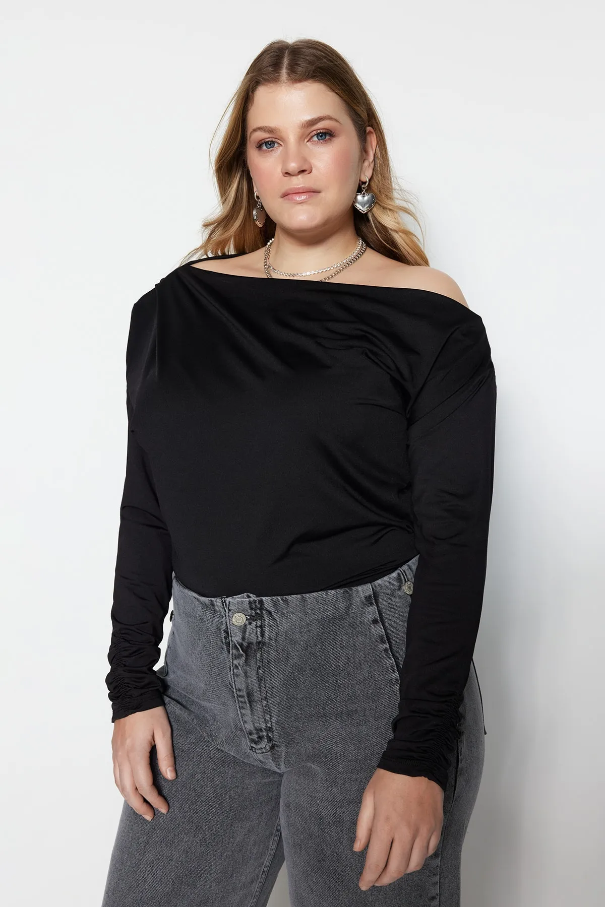Trendyol Curve  Schwarze Scuba-Schulterdetaillierte, flexible Strickbluse TBBAW23AF00010