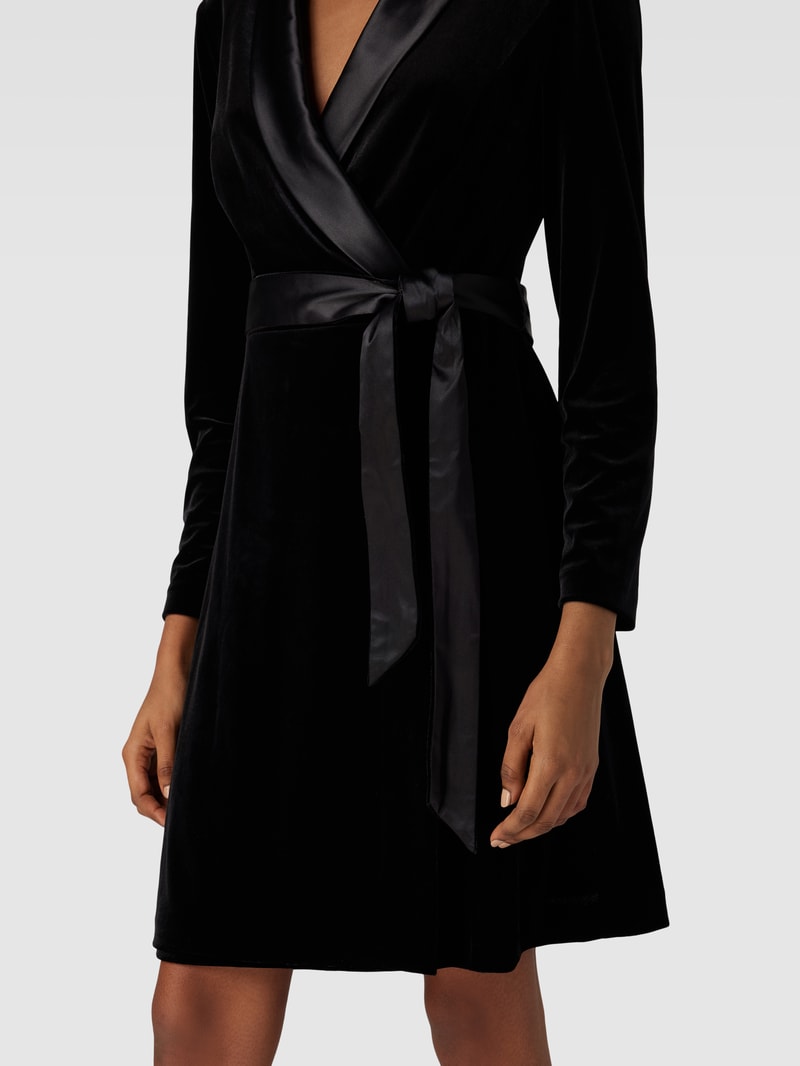 Knielanges Cocktailkleid mit Taillengürtel in schwarz