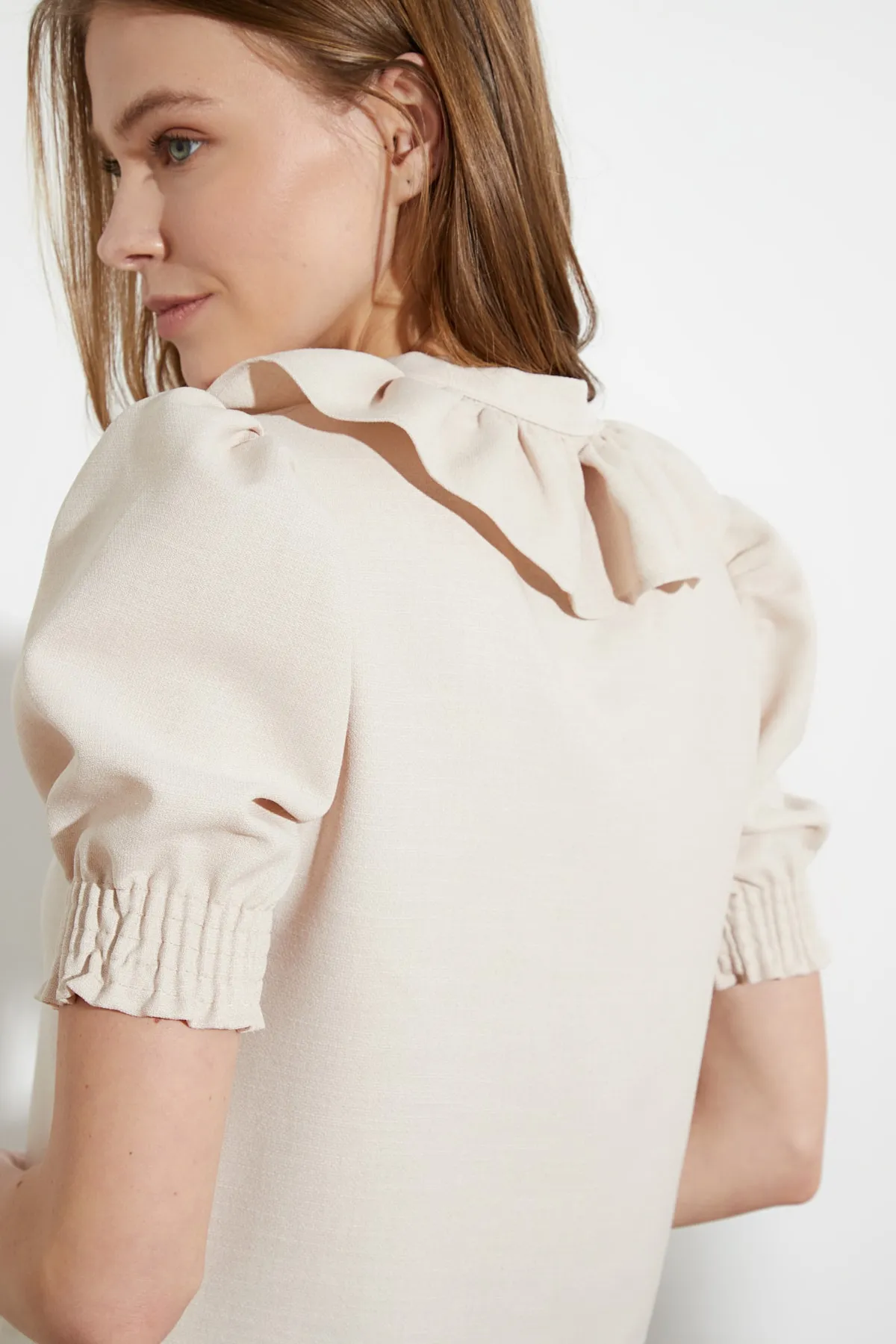 Trendyol Collection  Ecrufarbenes, kurzärmliges, gewebtes Hemd mit Kragen- und Bindedetail, normale Passform TWOSS21GO0125
