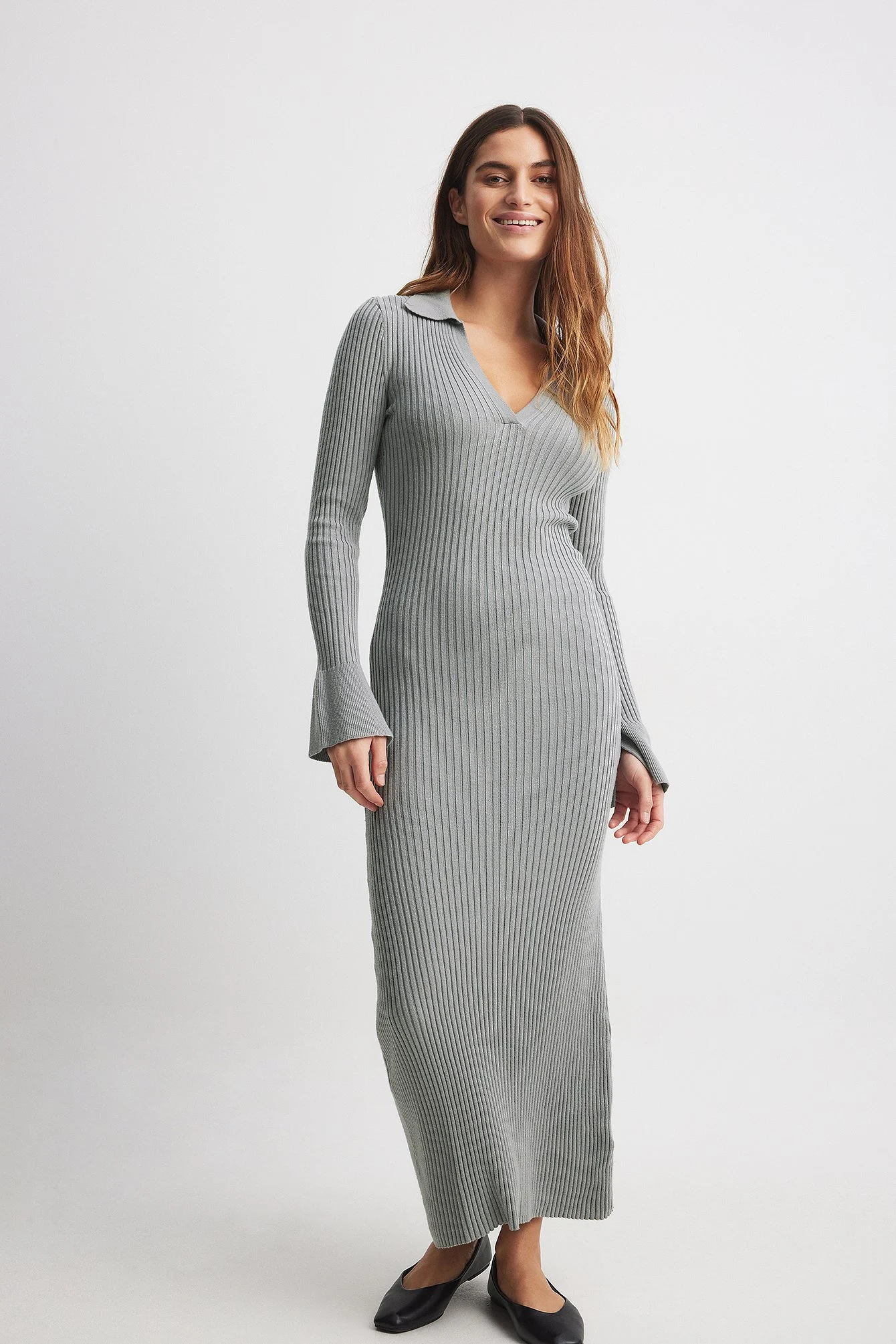 Rippenstrick-Kleid mit Trompetenärmeln
