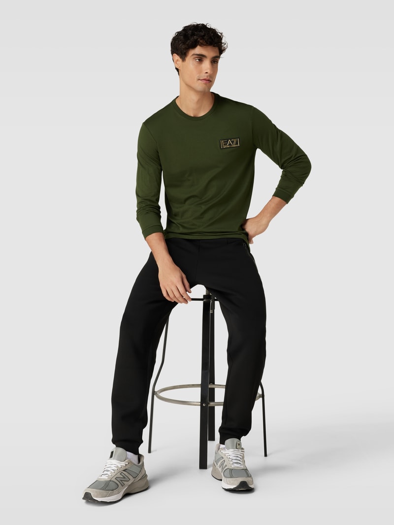 Longsleeve mit Label-Patch in olivgrün