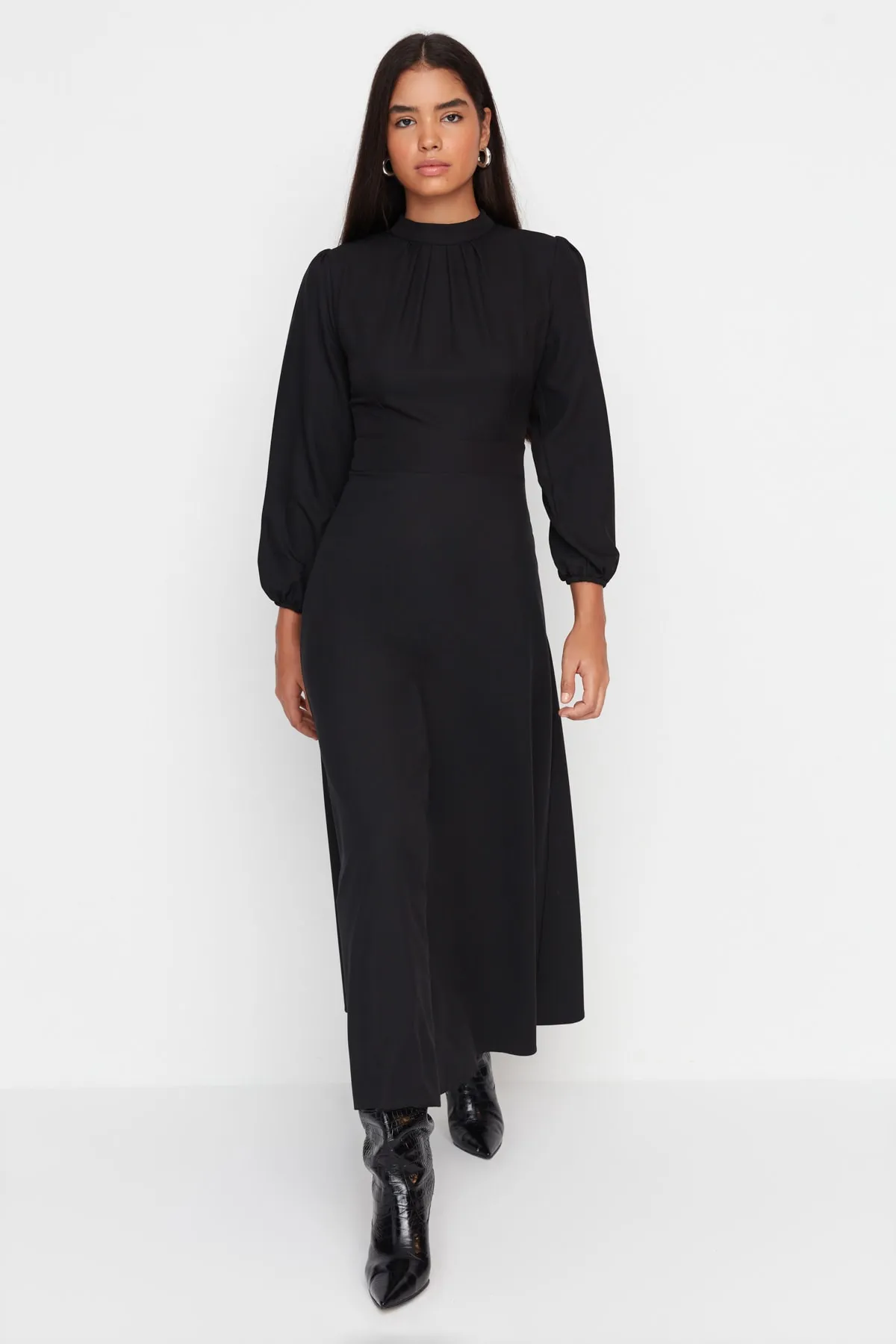 Trendyol Modest  Schwarzes gewebtes Kleid mit geraffter Vorderseite und Stehkragen TCTAW23EB00191