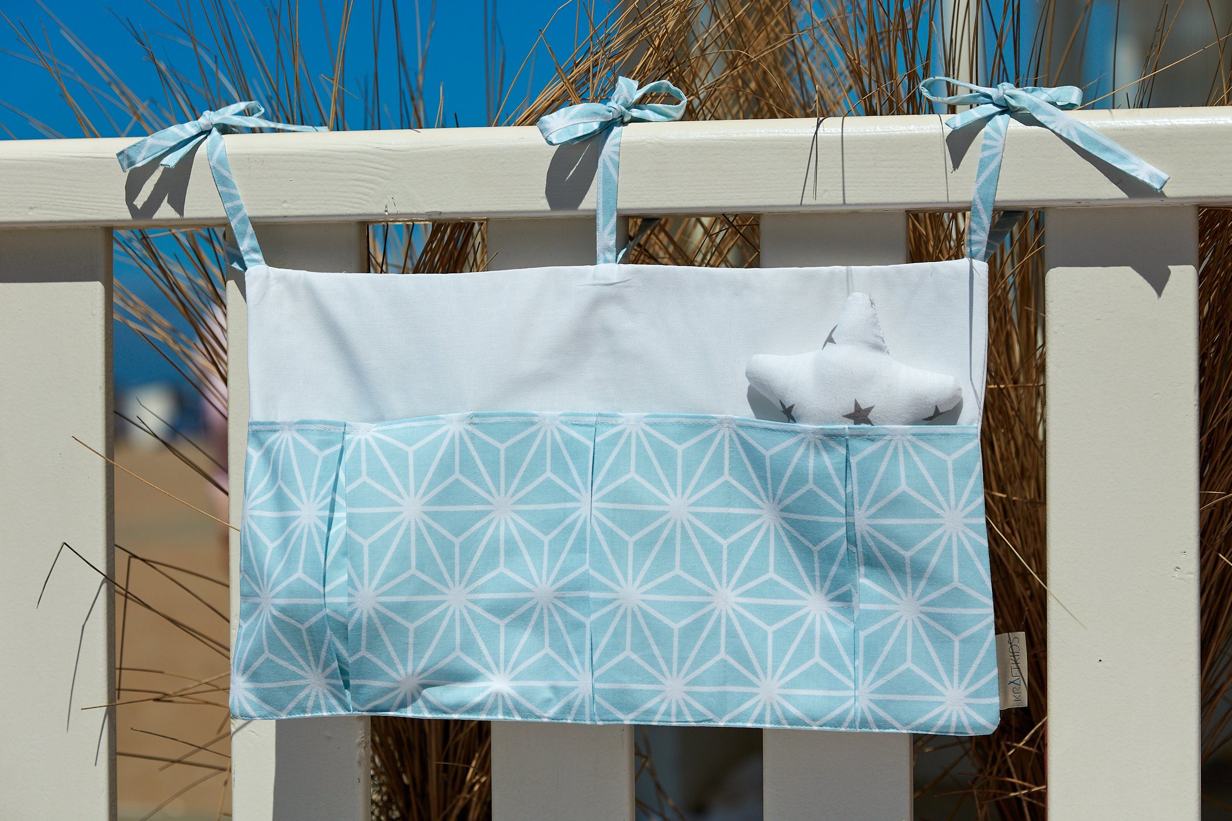 KraftKids Betttasche weiße Diamante auf Pastel Blau, mit drei Fächern, innen mit Polyestervlies versteift