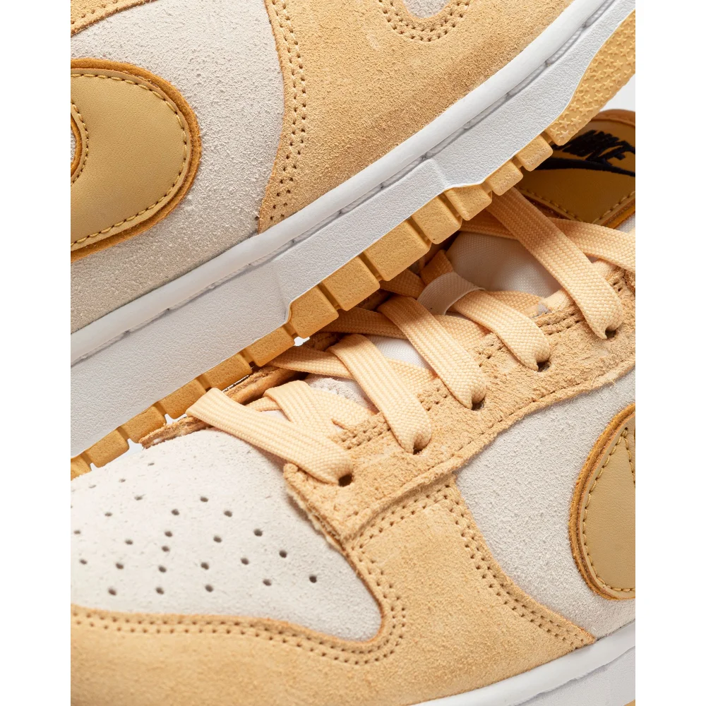 Nike WMNS Dunk LX Low Gold Suede DV7411-200 / gelb