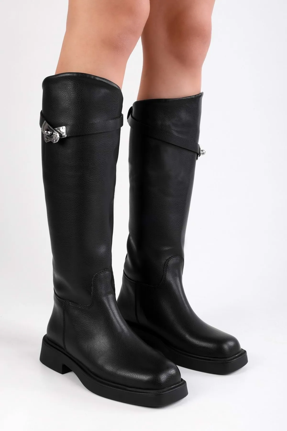Shoeberry  Schwarze Gaiza-Stiefel mit dicker Sohle und Schnalle für Damen