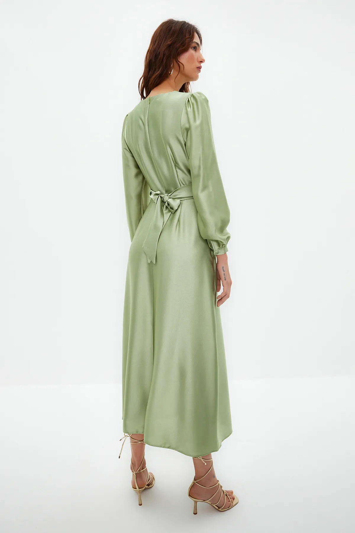 Trendyol Modest  Hellgrünes Abendkleid mit Kreuzschnürung und detailliertem Satin-Look TCTAW22EB0105
