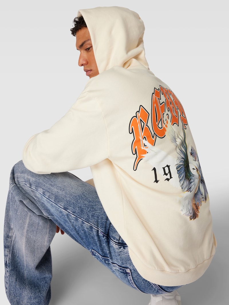 Hoodie mit Motiv-Print und Känguru-Tasche in ecru