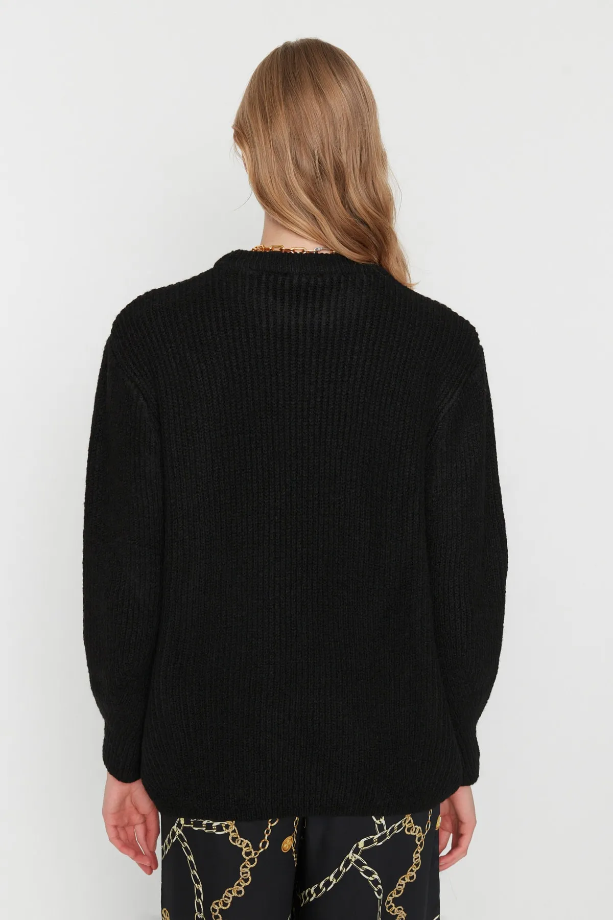 Trendyol Collection  Schwarzer, weich strukturierter Basic-Strickpullover mit weiter Passform TWOAW20FV0142