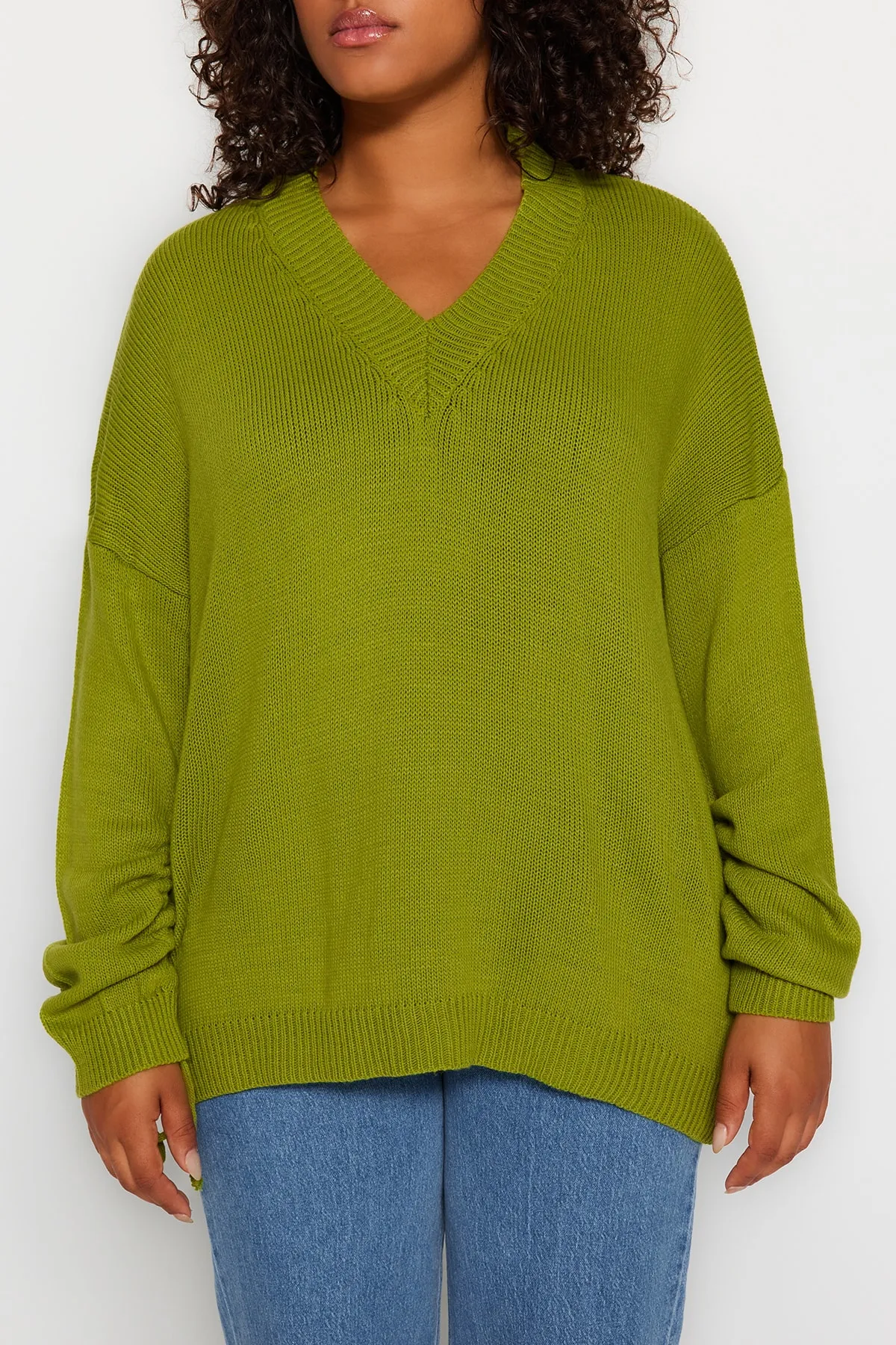 Trendyol Curve  Pistaziengrüner, geraffter Strickpullover mit V-Ausschnitt und Ärmeln TBBAW23AN00023