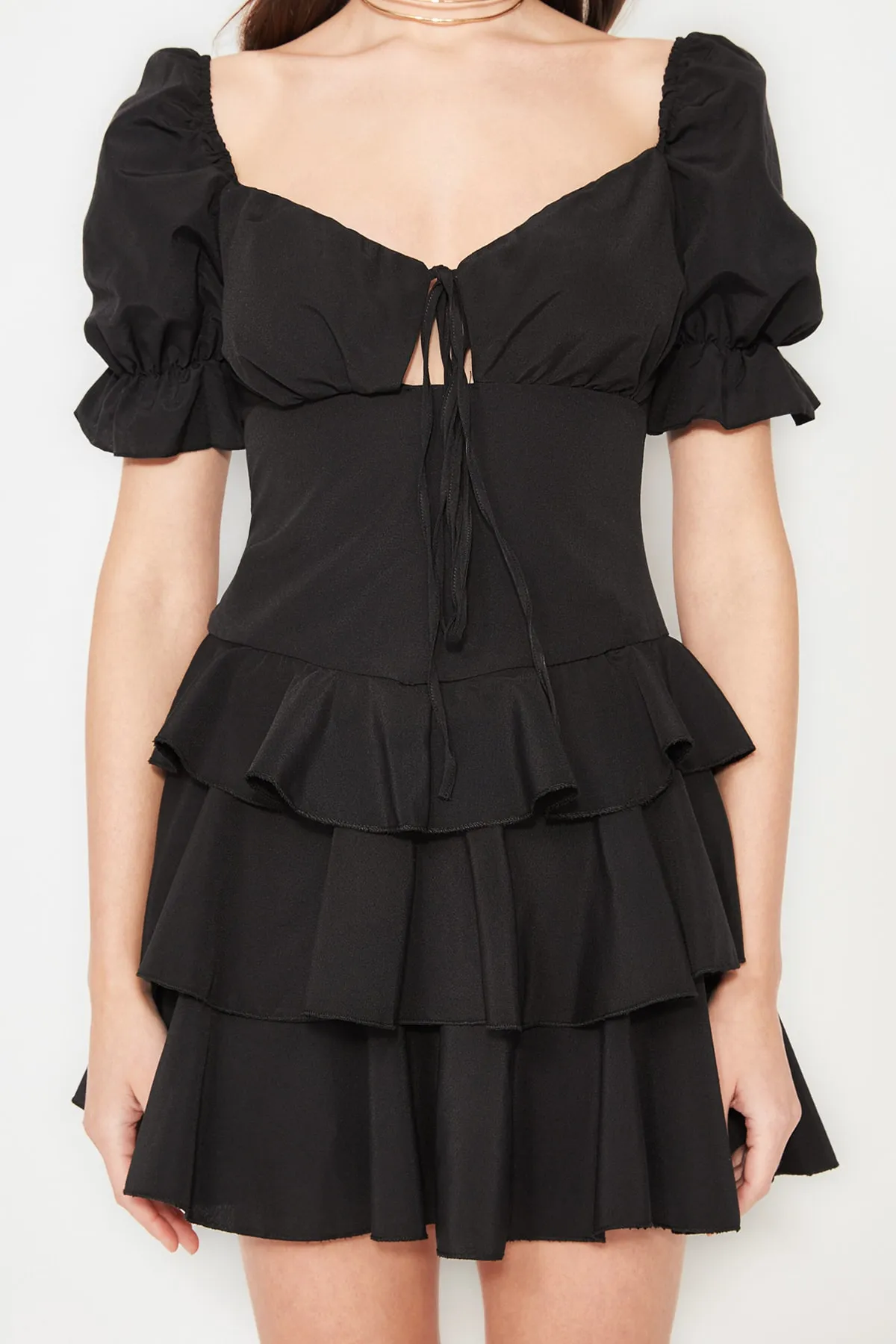 Trendyol Collection  Elegantes Abendkleid aus schwarzem Popeline mit offener Taille/Skater-Volant TPRSS22EL2098