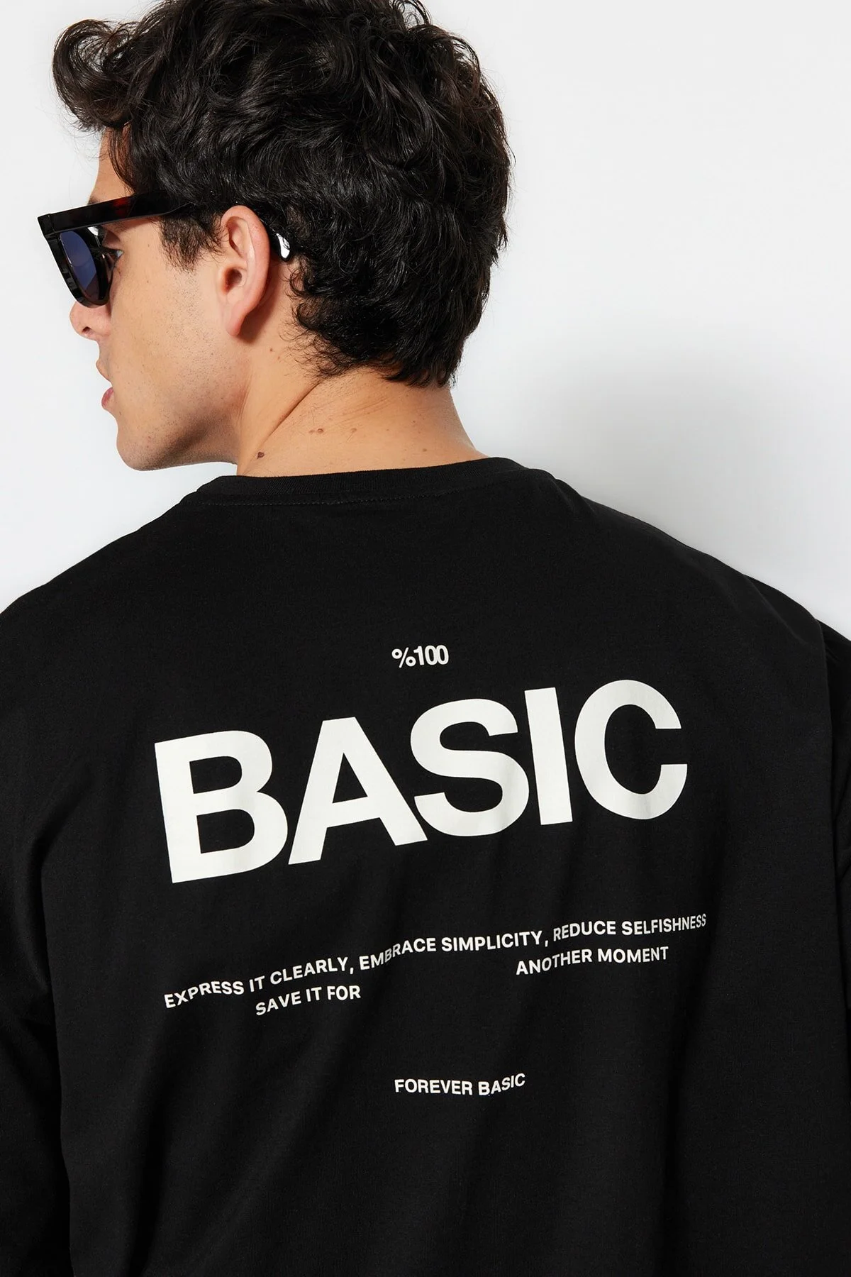 Trendyol Collection  Schwarzes, übergroßes/weit geschnittenes, kurzärmliges T-Shirt aus 100 % Baumwolle mit Textdruck TMNSS23TS00263