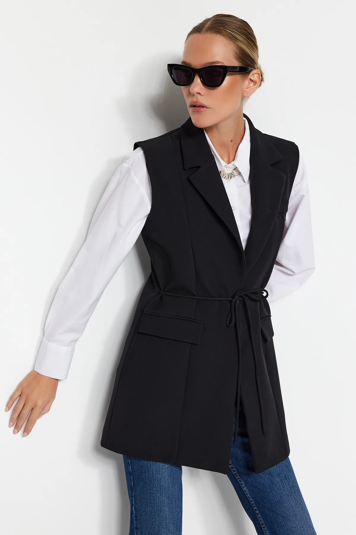 Trendyol Modest  Schwarze Jacke, Kragen, Taille, Bindedetail, gefütterte Webweste TCTAW24YL00025