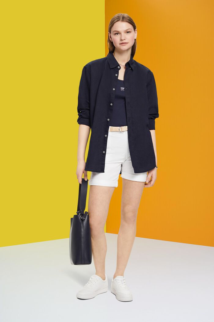Shorts mit Raffia-Flechtgürtel