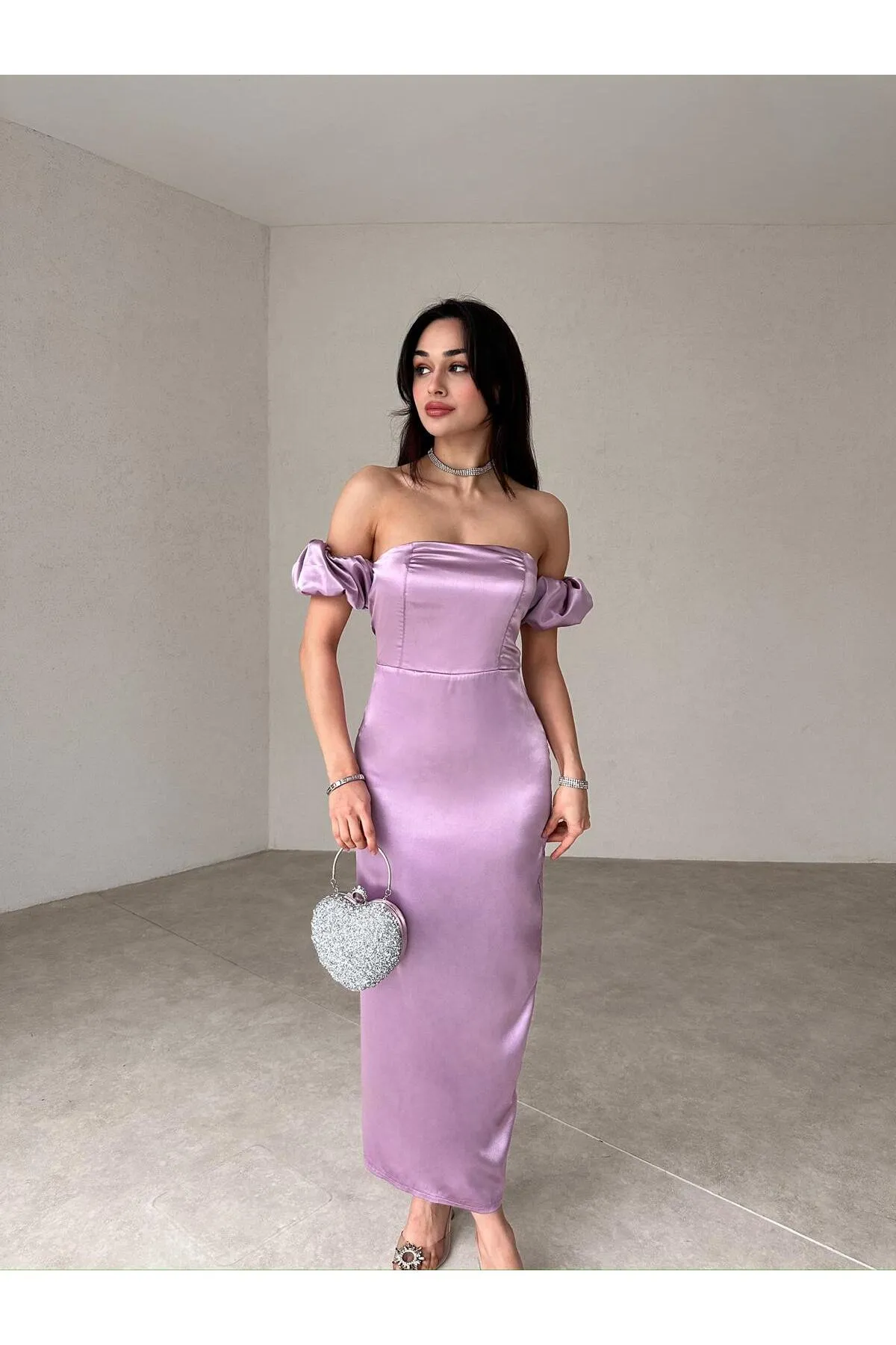 SONREİR  KLEID IN MIDI-GRÖSSE AUS SATINSTOFF MIT NIEDRIGEN SCHULTERN