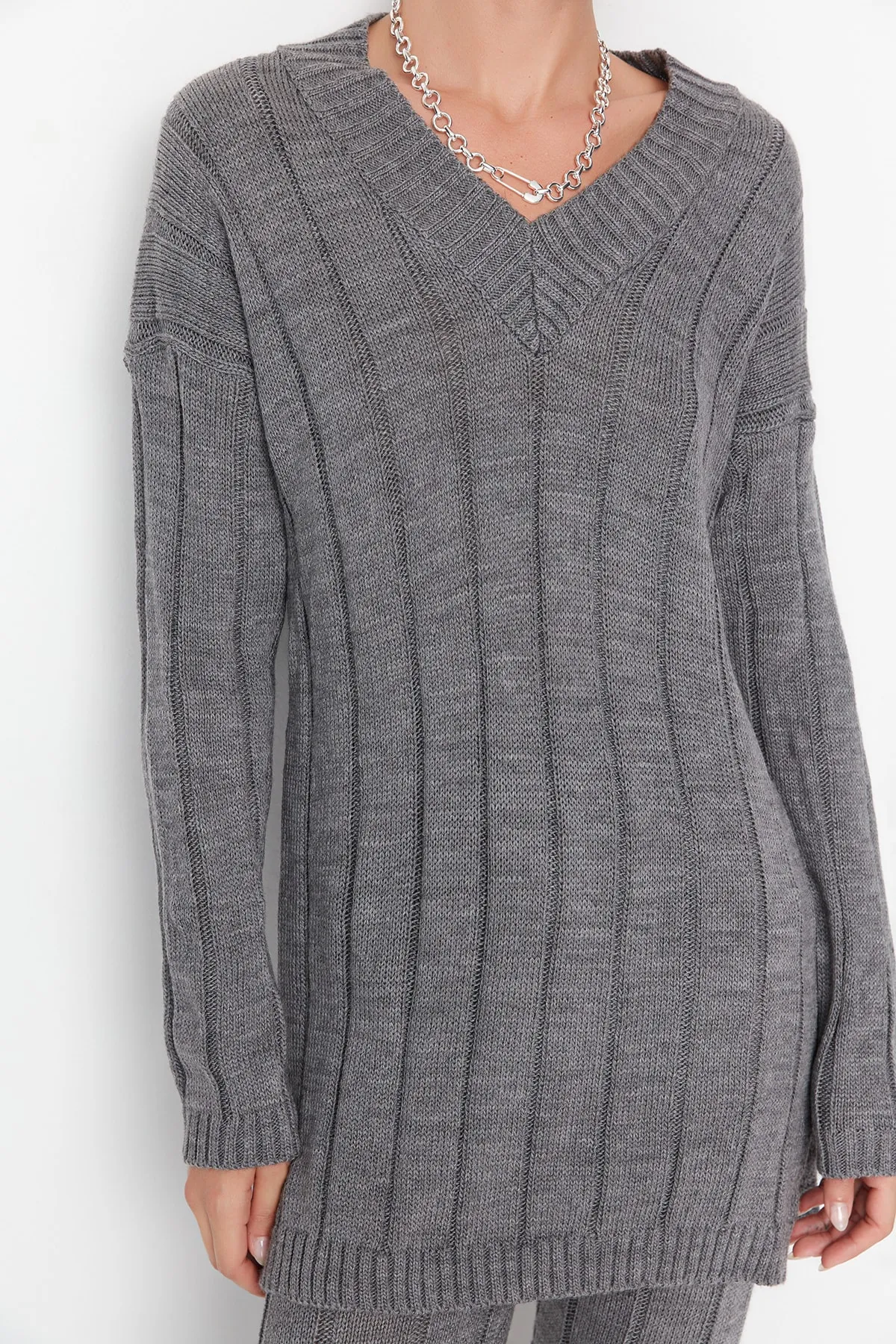 Trendyol Collection  Graues Oversize-Pullover-Hose mit V-Ausschnitt, Strickoberteil und -unterteil-Set TWOAW22AU0229