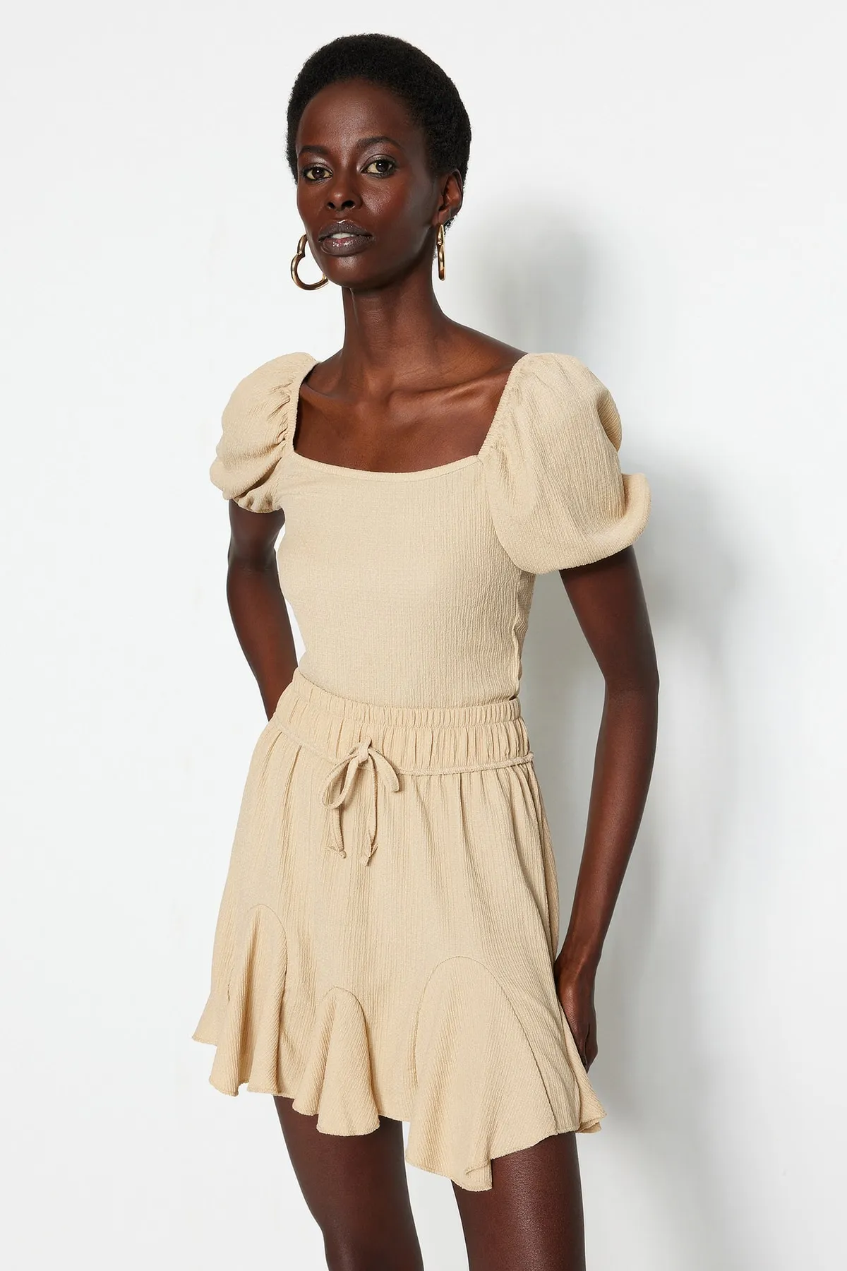 Trendyol Collection  Beige, kurz geschnittene, eng anliegende Strickbluse mit Ballonärmeln und eckigem Ausschnitt TWOSS22BZ00126