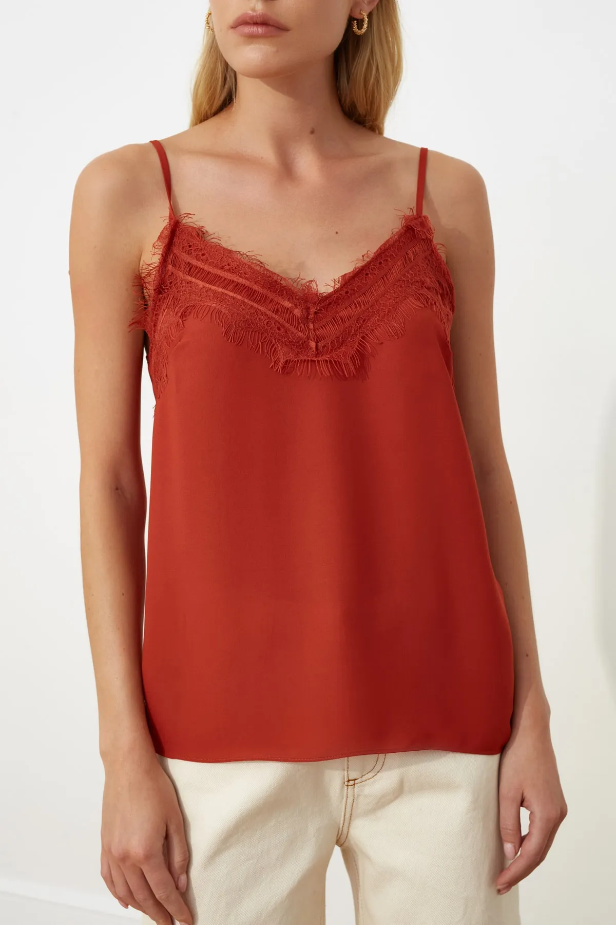 Trendyol Collection  Riemchenbluse aus gefliester, gewebter Spitze mit detaillierten Details TWOSS19BB0208