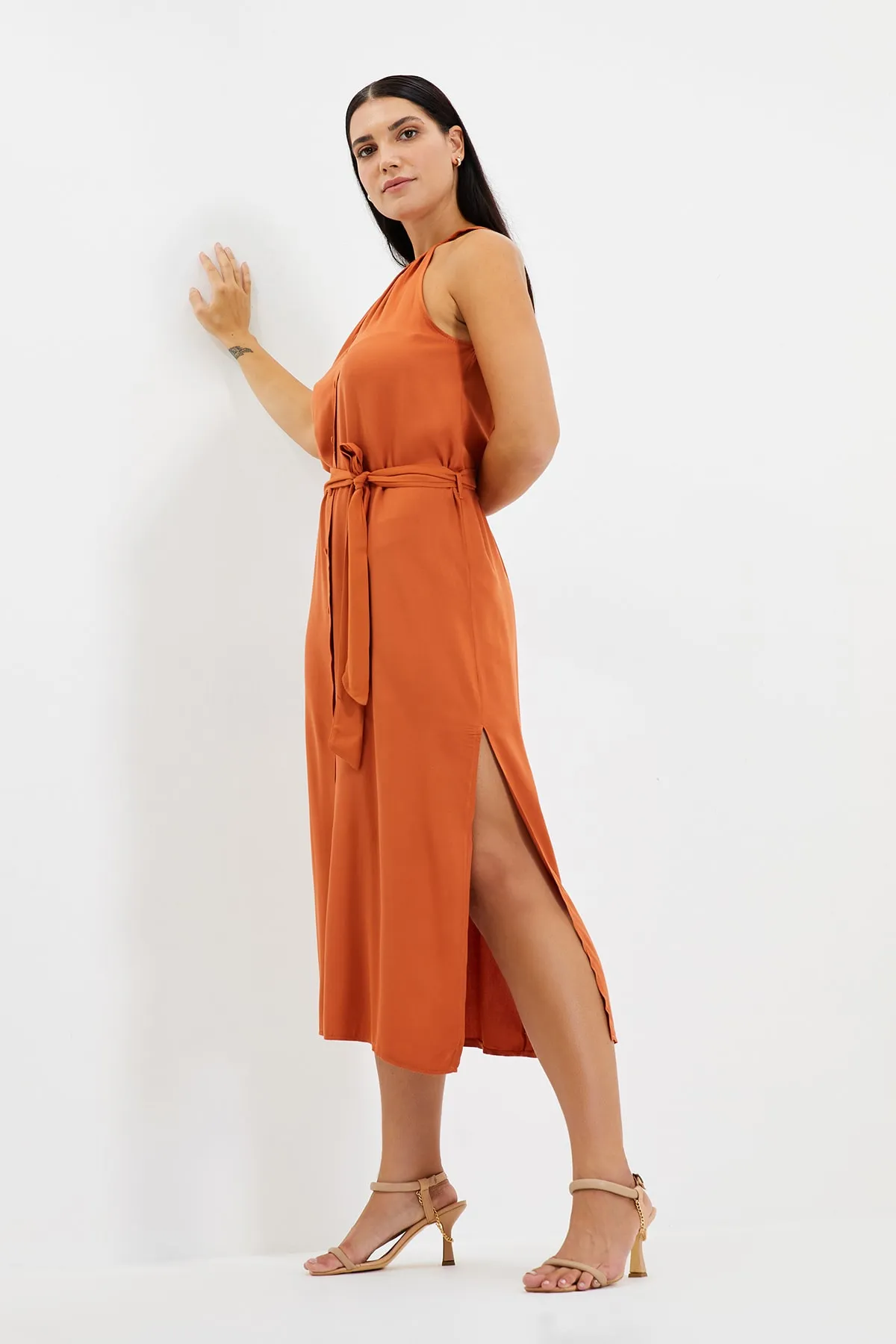 Trendyol Collection  Zimtfarbenes, gewebtes Midi-Hemdkleid mit Gürtel und vorherrschendem Kragen TWOSS19XM0112