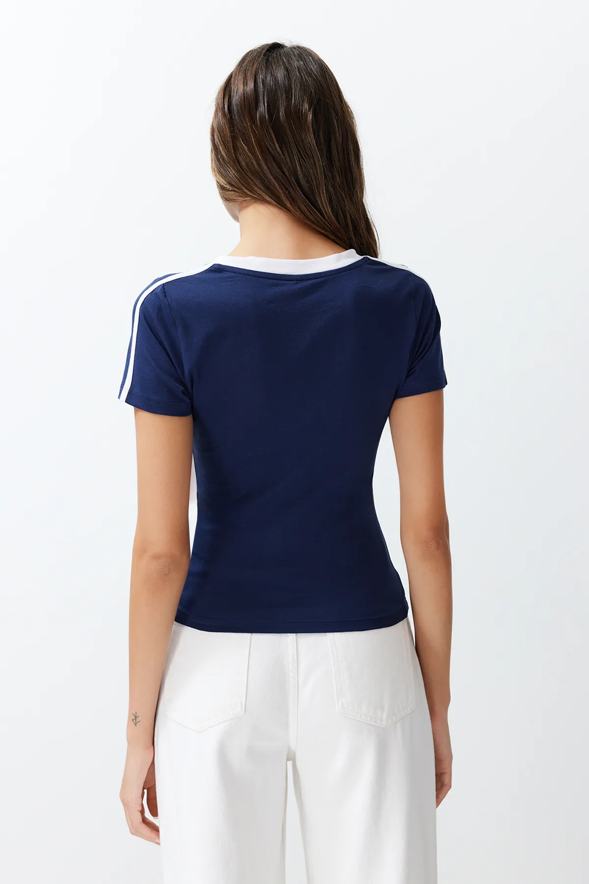 Trendyol Collection  Marineblaues Strick-T-Shirt mit V-Ausschnitt und Slogan-Aufdruck, reguläre/normale Passform TWOSS24TS00162