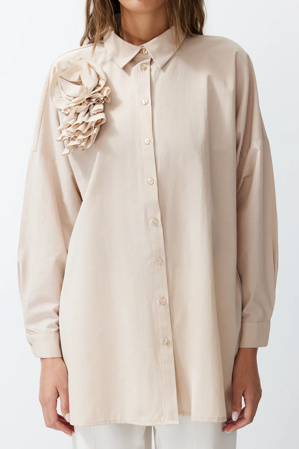 Trendyol Modest  Gewebtes Hemd aus Baumwolle mit Steinapplikation und Blumendetail TCTSS24TG00030