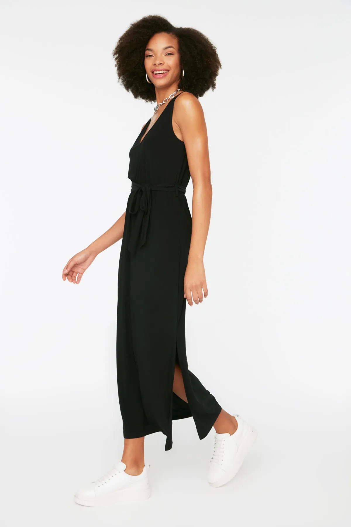 Trendyol Collection  Schwarzes, detailliertes Midi-Strickkleid mit V-Ausschnitt und dehnbarer Krawatte TWOSS22EL2795