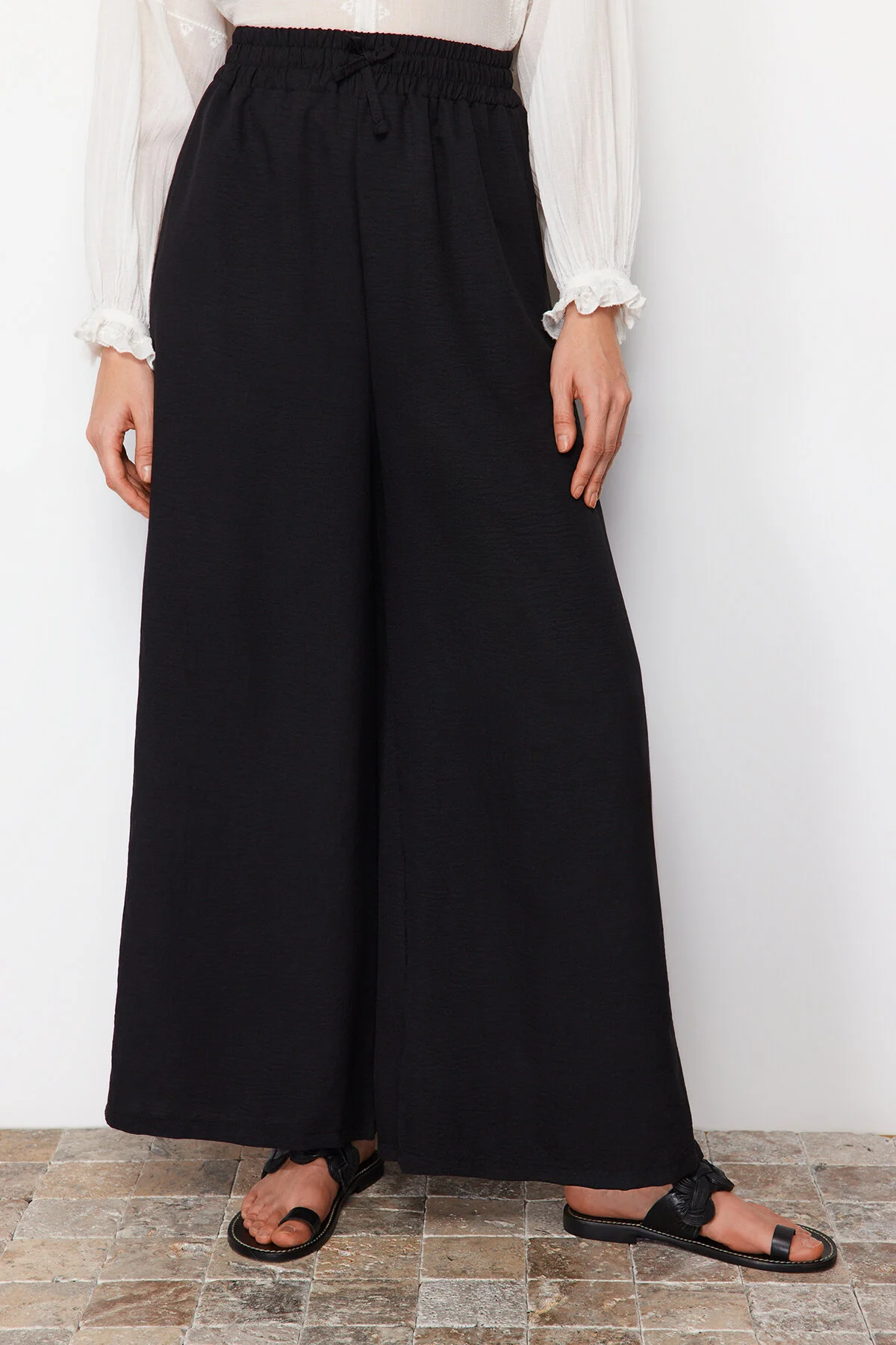 Trendyol Modest  Schwarze Webhose mit weitem Bein TCTSS22PL0240