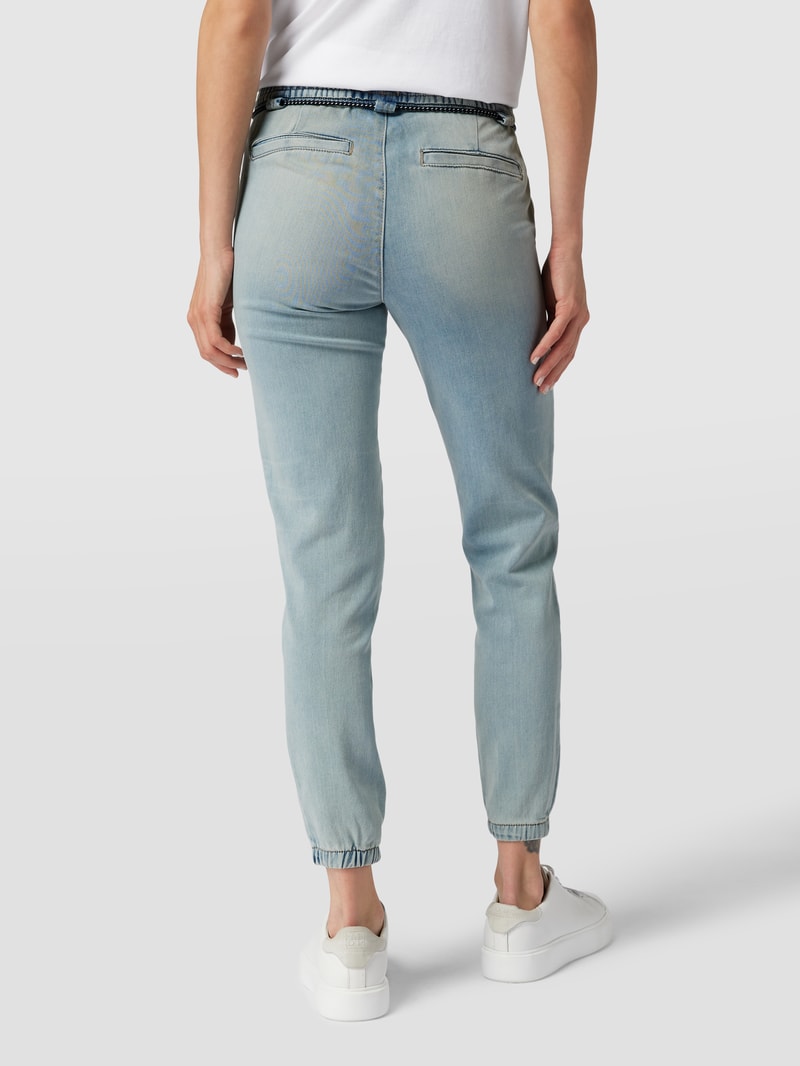 Jeans mit Gürtel in jeans