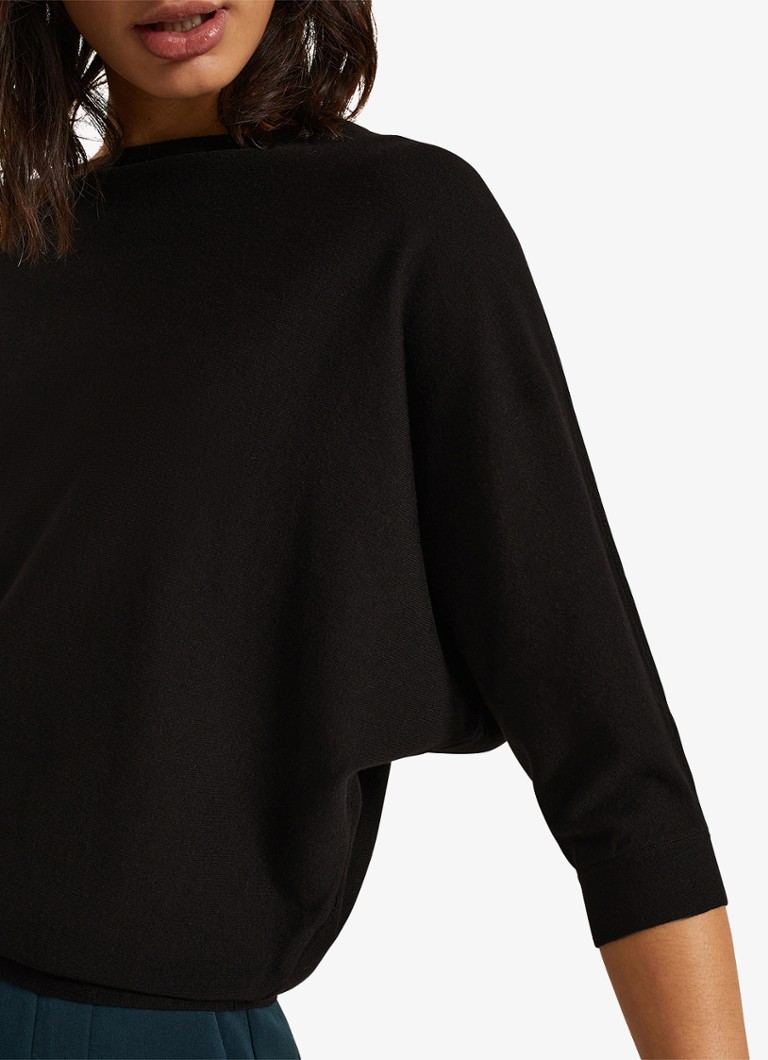 Tricou Cristine de la Phase Eight, confecționat din material tricotat subțire și elastic.