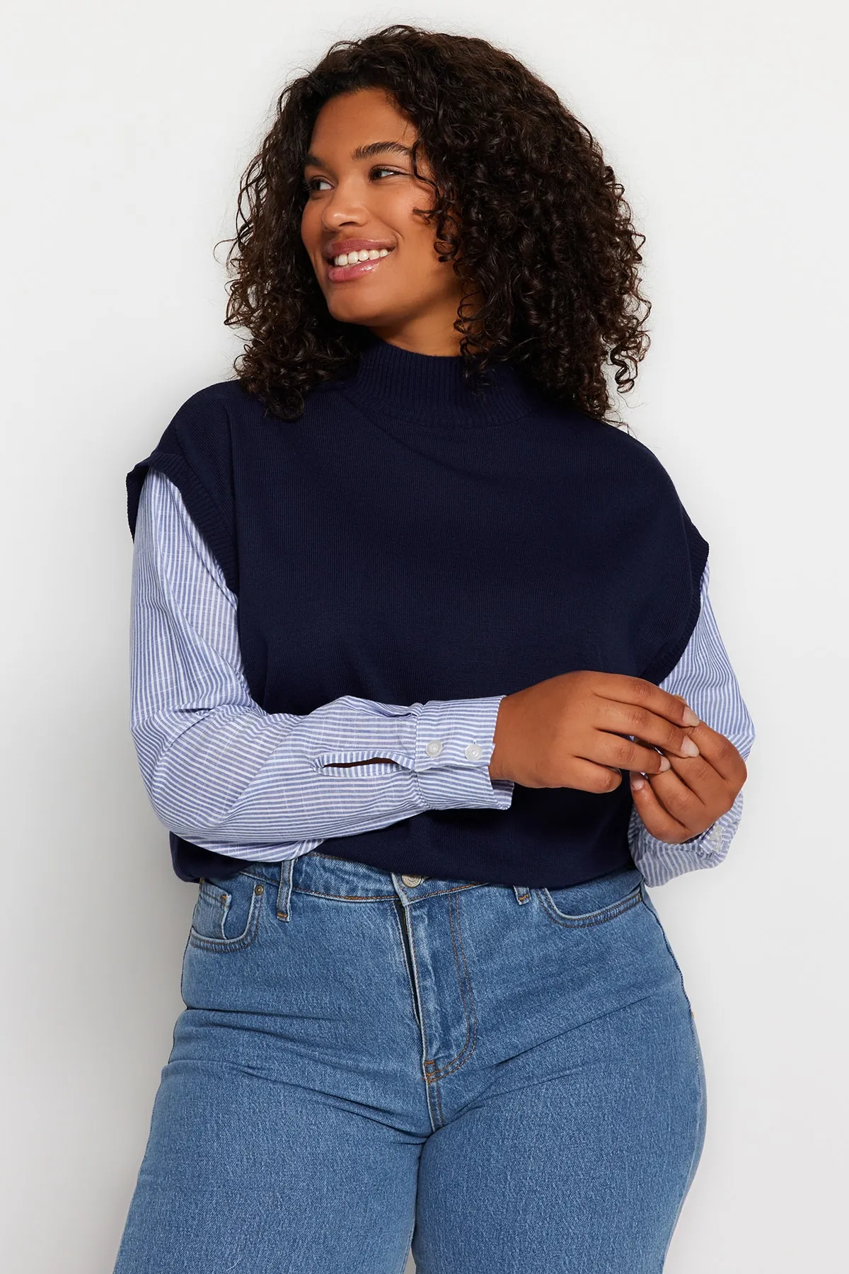 Trendyol Curve  Marineblauer Farbblock-Strickpullover TBBAW24AN00017