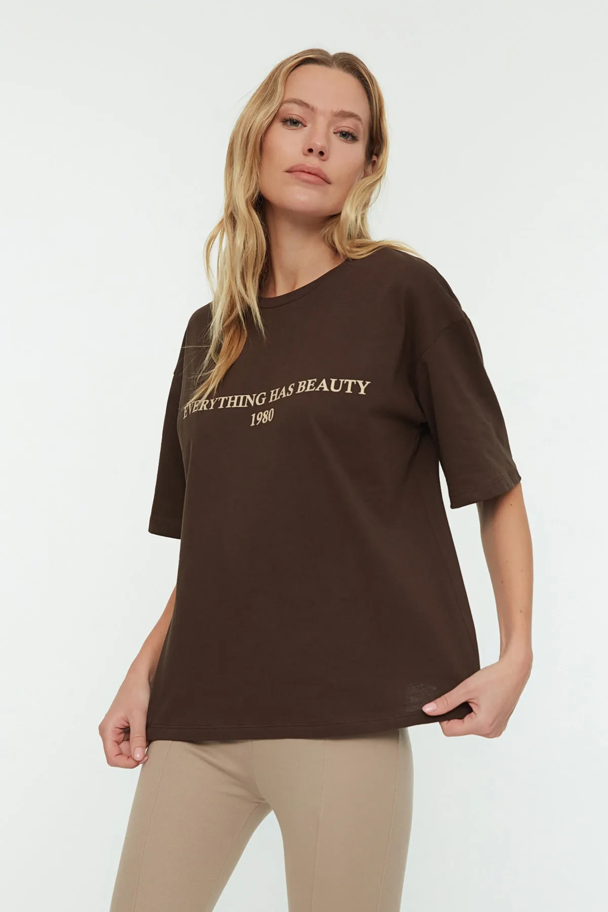 Trendyol Collection  Braunes, locker geschnittenes, gestricktes T-Shirt aus 100 % Baumwolle mit Slogan-Aufdruck TWOSS19GH0034