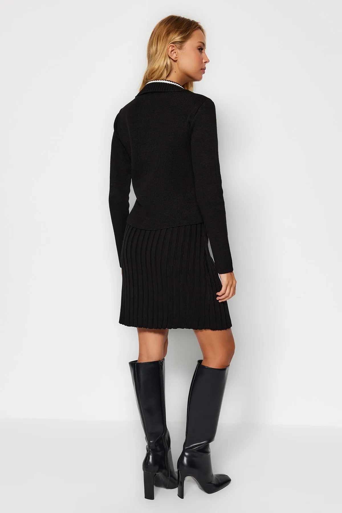 Trendyol Collection  Schwarzer kurzer Minirock mit Taschendetail, Strickoberteil und -unterteil, Set TWOAW24AU00093