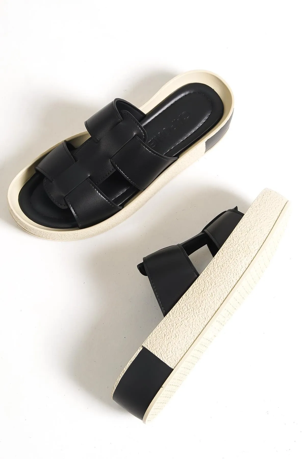 Capone Outfitters  Capone Gladiator Double Tape Bunte detaillierte Keilabsatz-Schwarze Damenhausschuhe