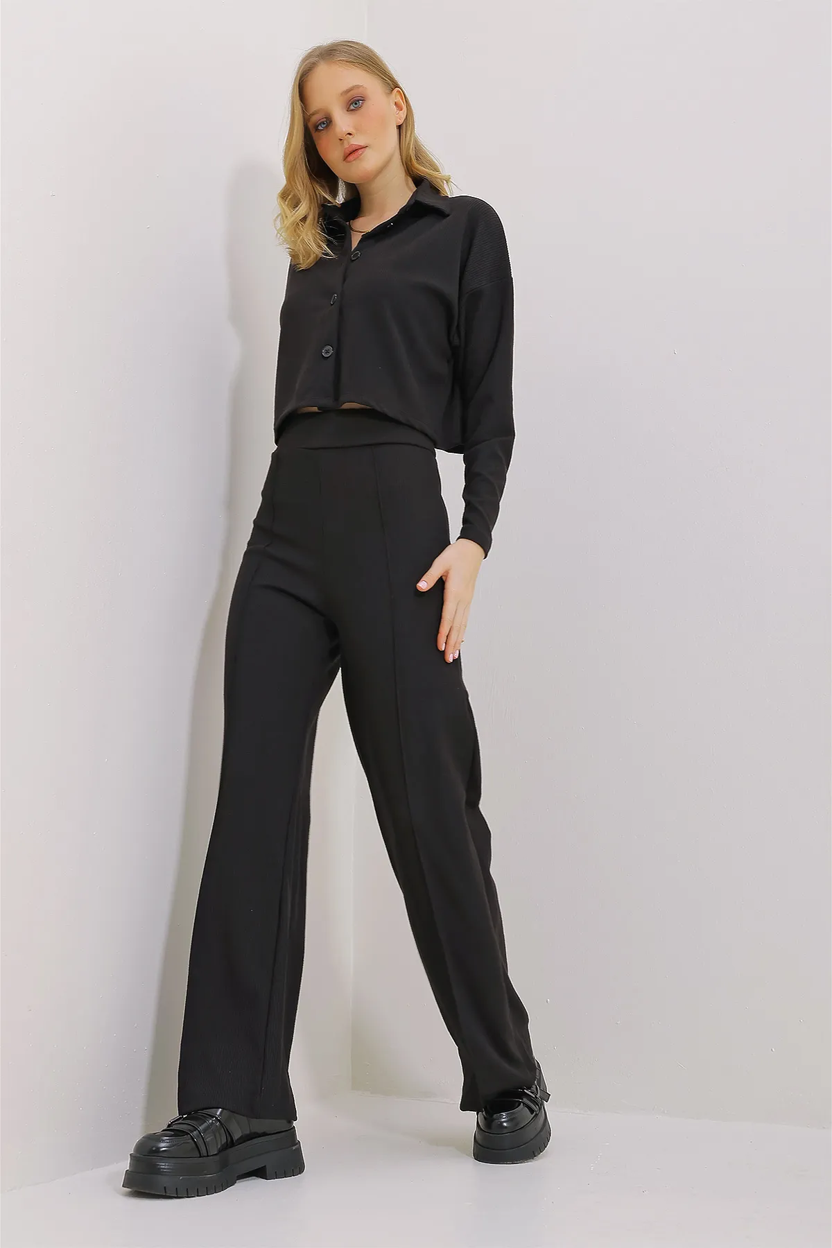 Trend Alaçatı Stili  Schwarzes Damen-Doppelset aus kurzem Strickhemd und Palazzo-Hose „Thessaloniki“ ALC-X11443