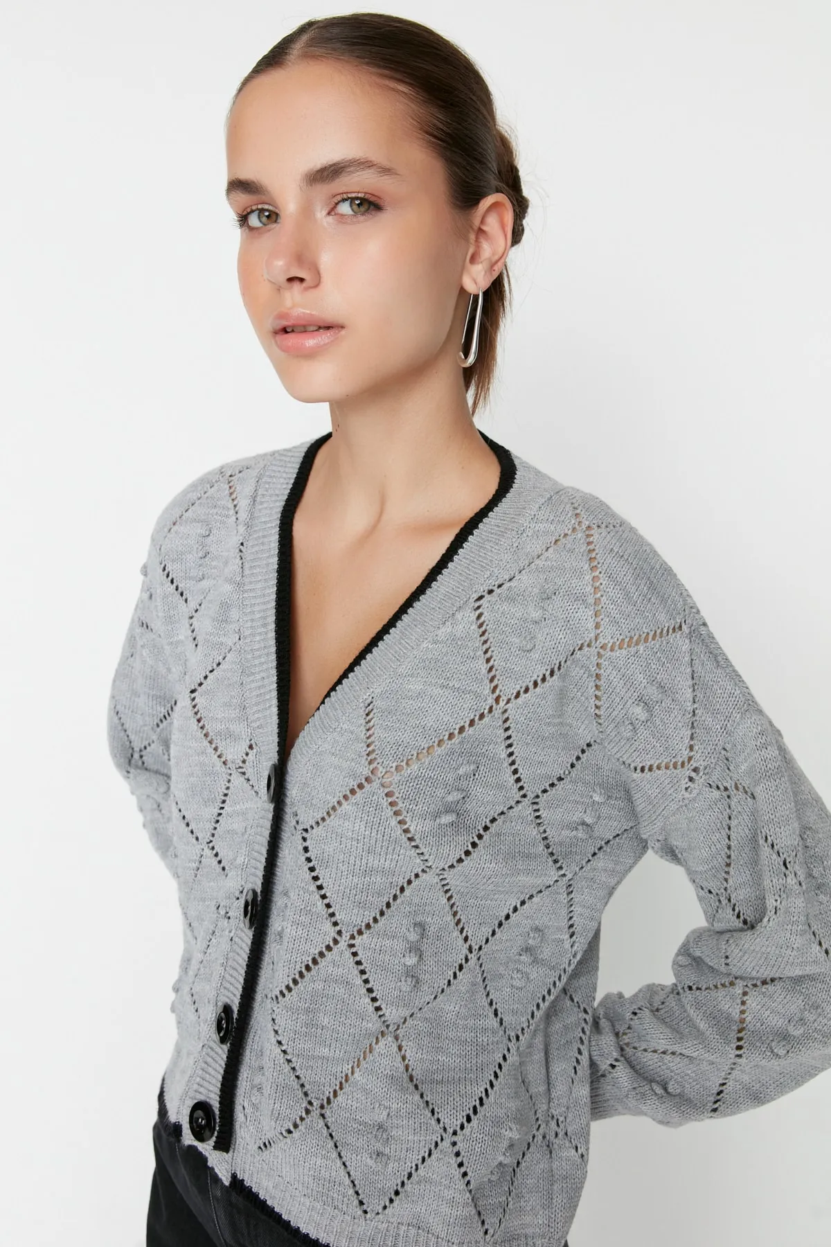 Trendyol Collection  Graue Strickjacke mit Lochmuster TWOAW22HI0290