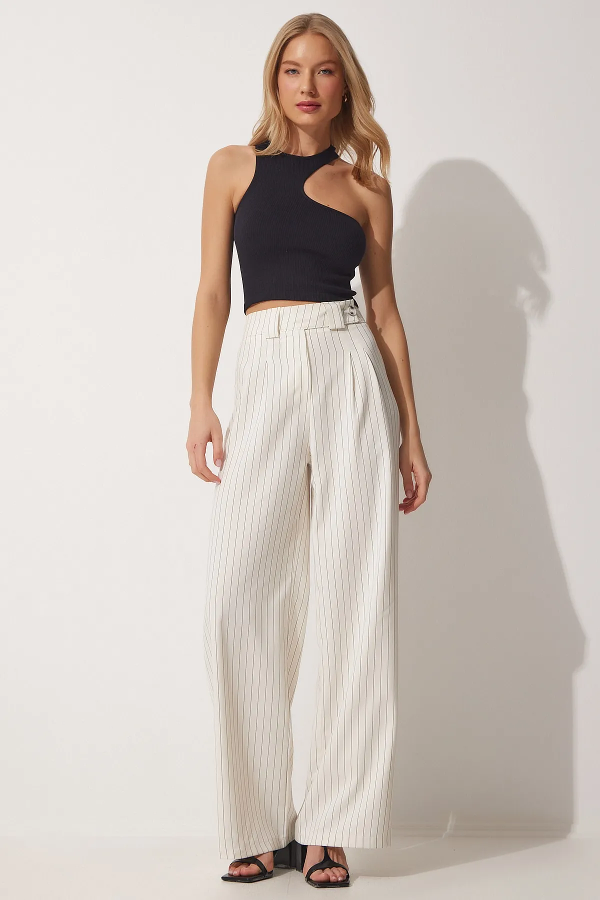 Happiness İstanbul  Hellcremefarbene, plissierte Hose mit weitem Bein für Damen GK00008