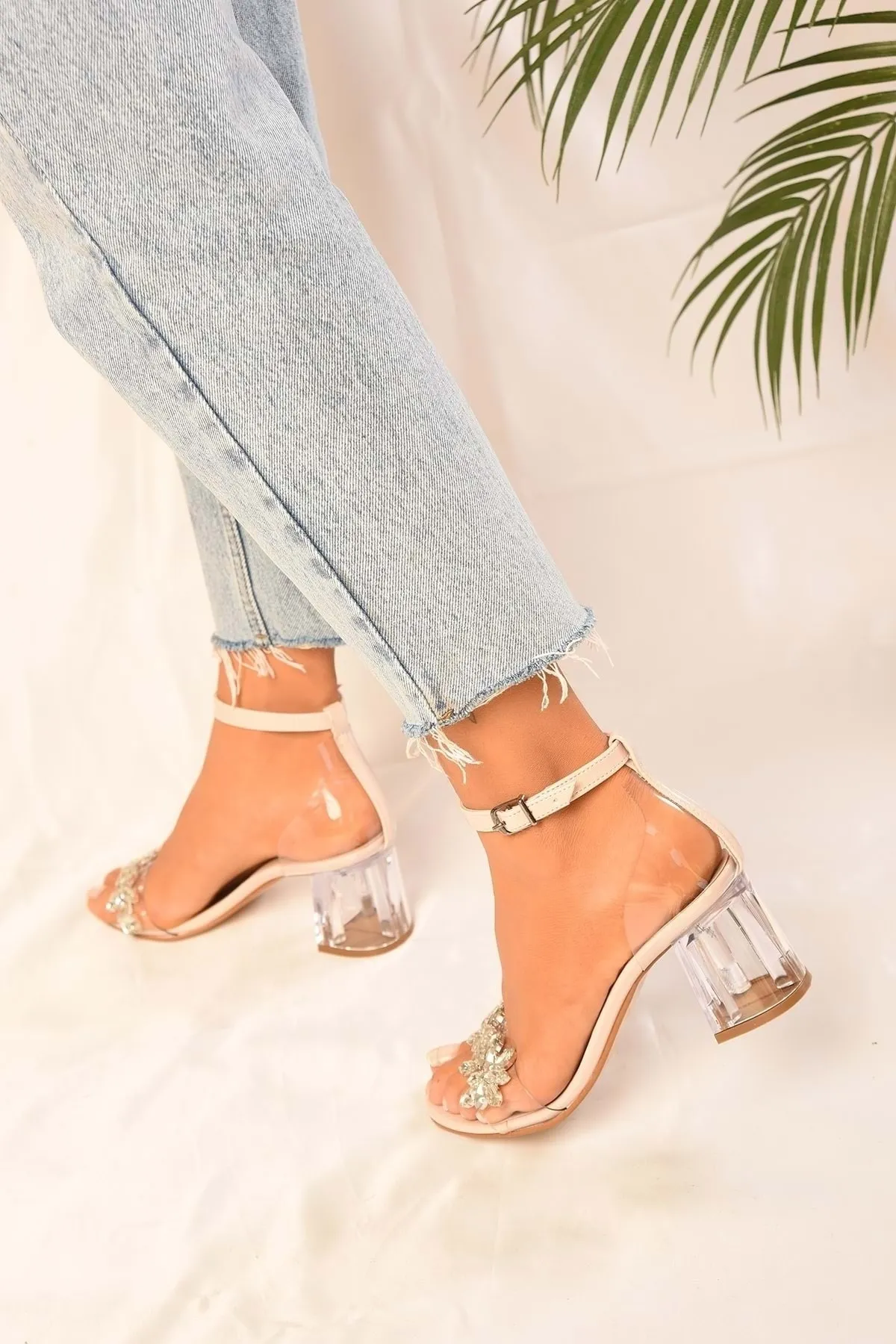 Shoeberry  Damen-Schuhe „Maggie Ten“ mit transparentem Steinabsatz und einem Riemen