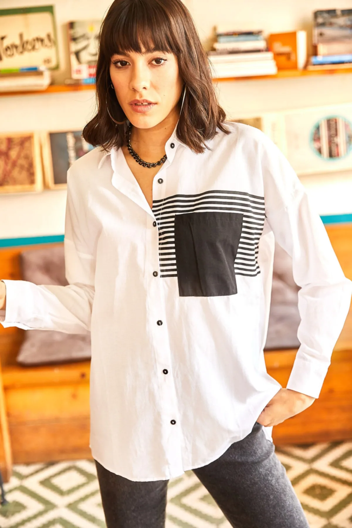 Olalook  Weißes Oversize-Webhemd für Damen mit Taschendetail GML-19000978