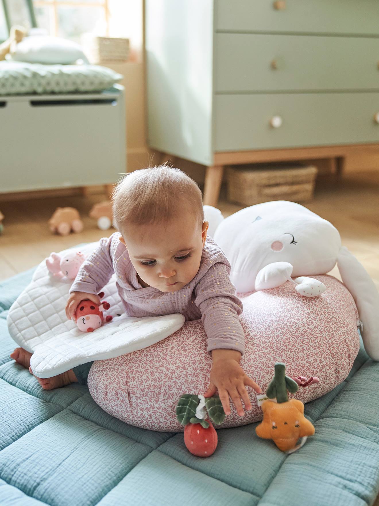 Vertbaudet Baby Activity-Kissen - weiß bedruckt/rosa welt